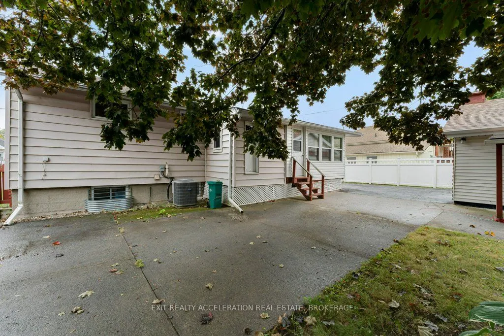 904 Victoria Street