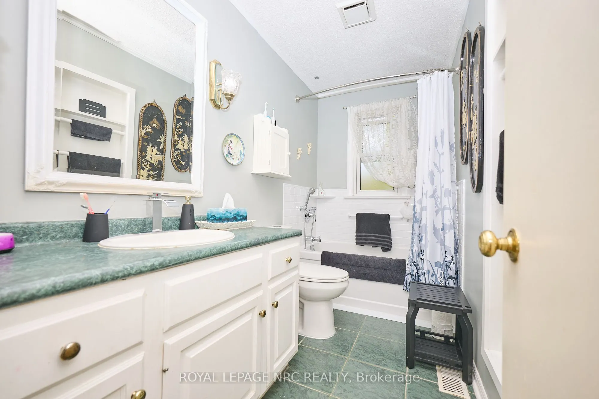 7 Hallcrest Avenue