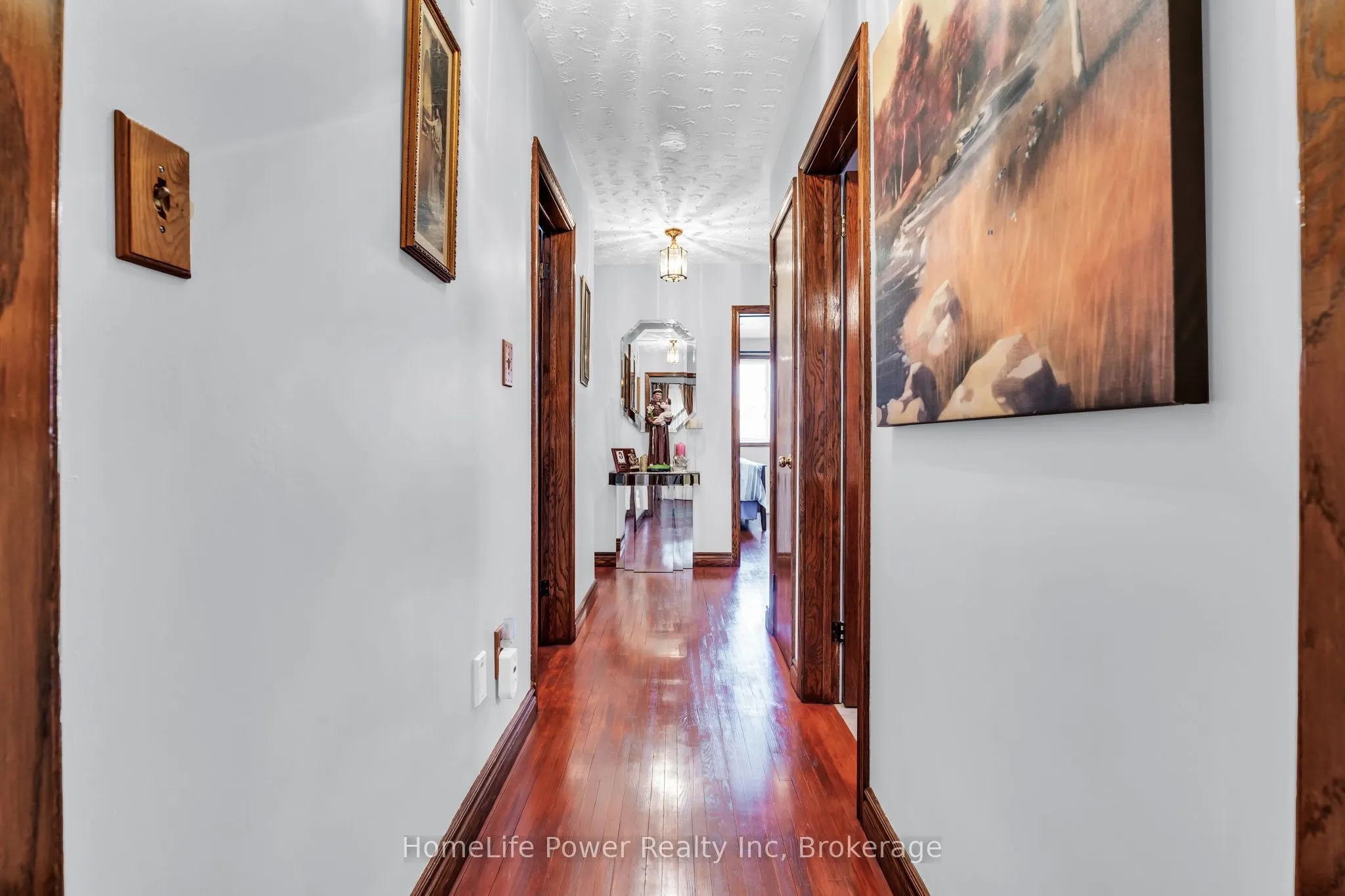 6 Leckie Avenue