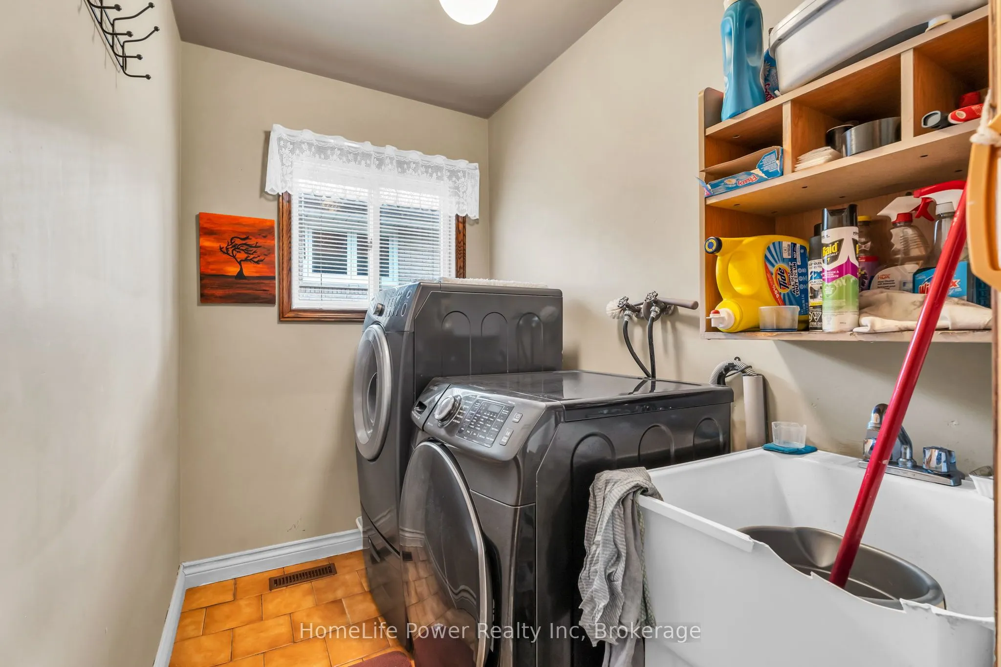 6 Leckie Avenue