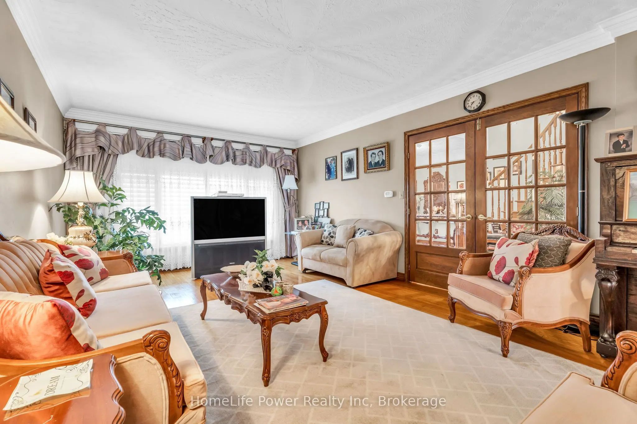6 Leckie Avenue