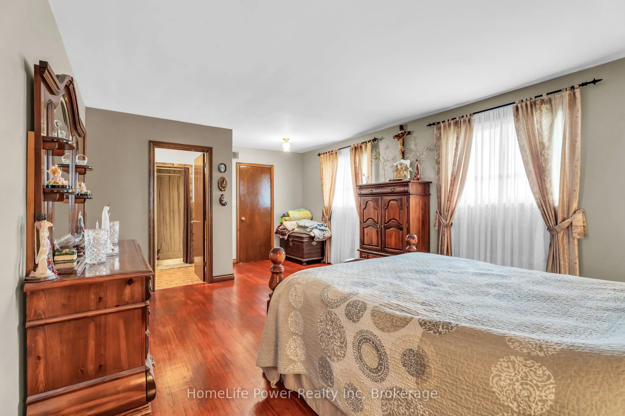 6 Leckie Avenue