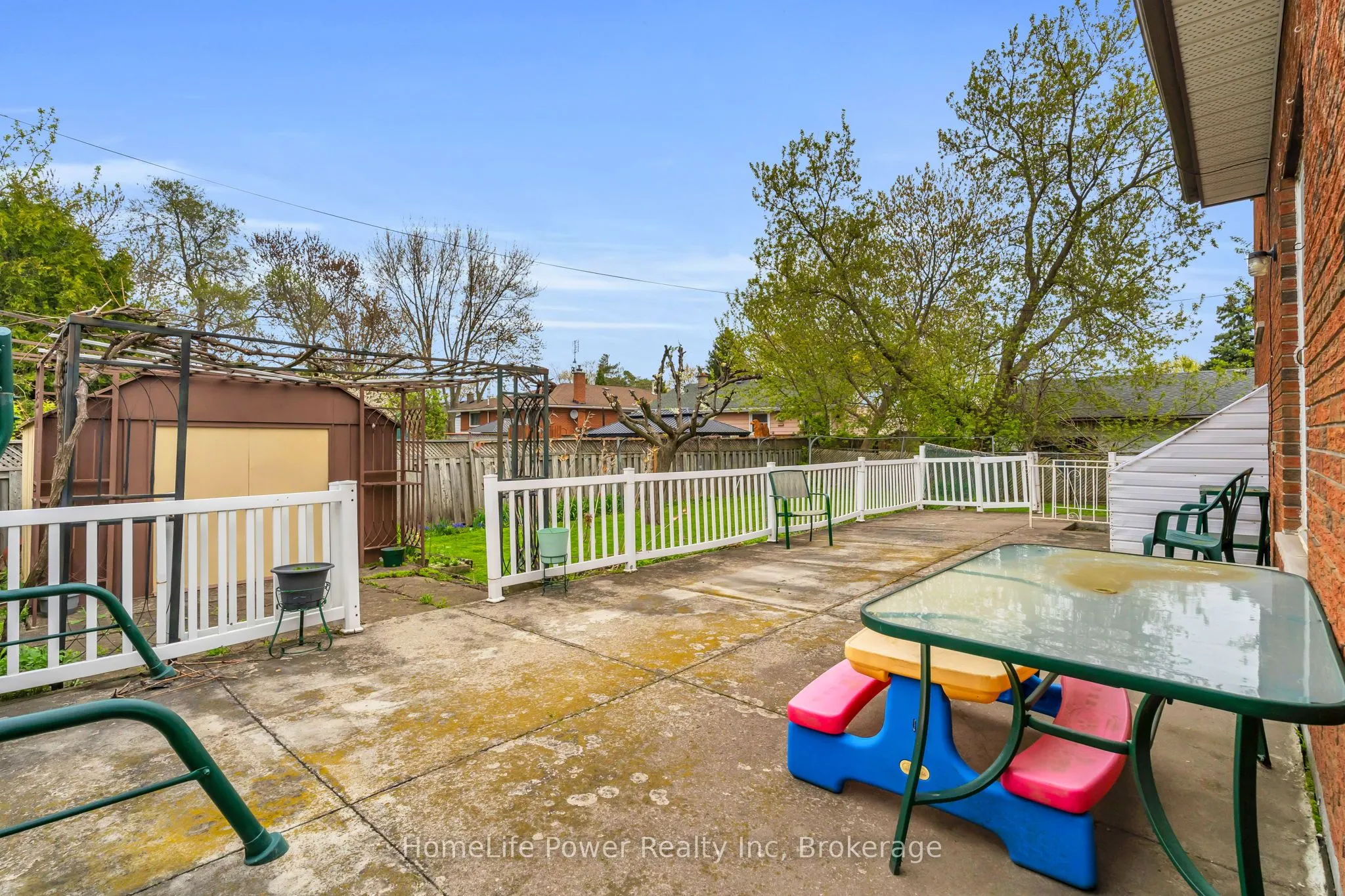 6 Leckie Avenue