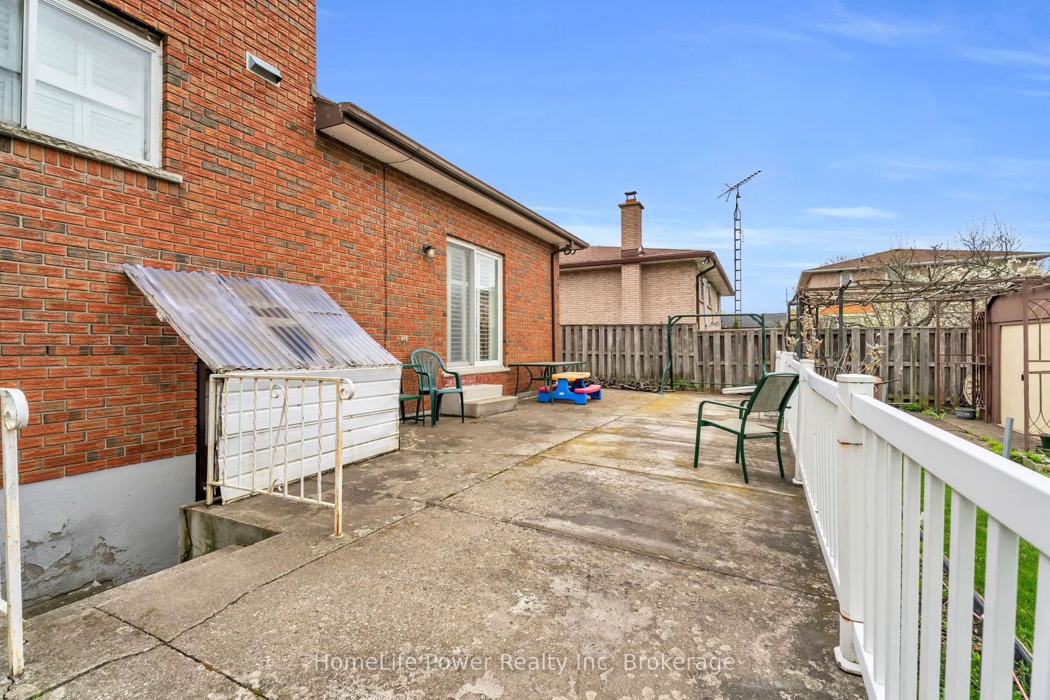 6 Leckie Avenue