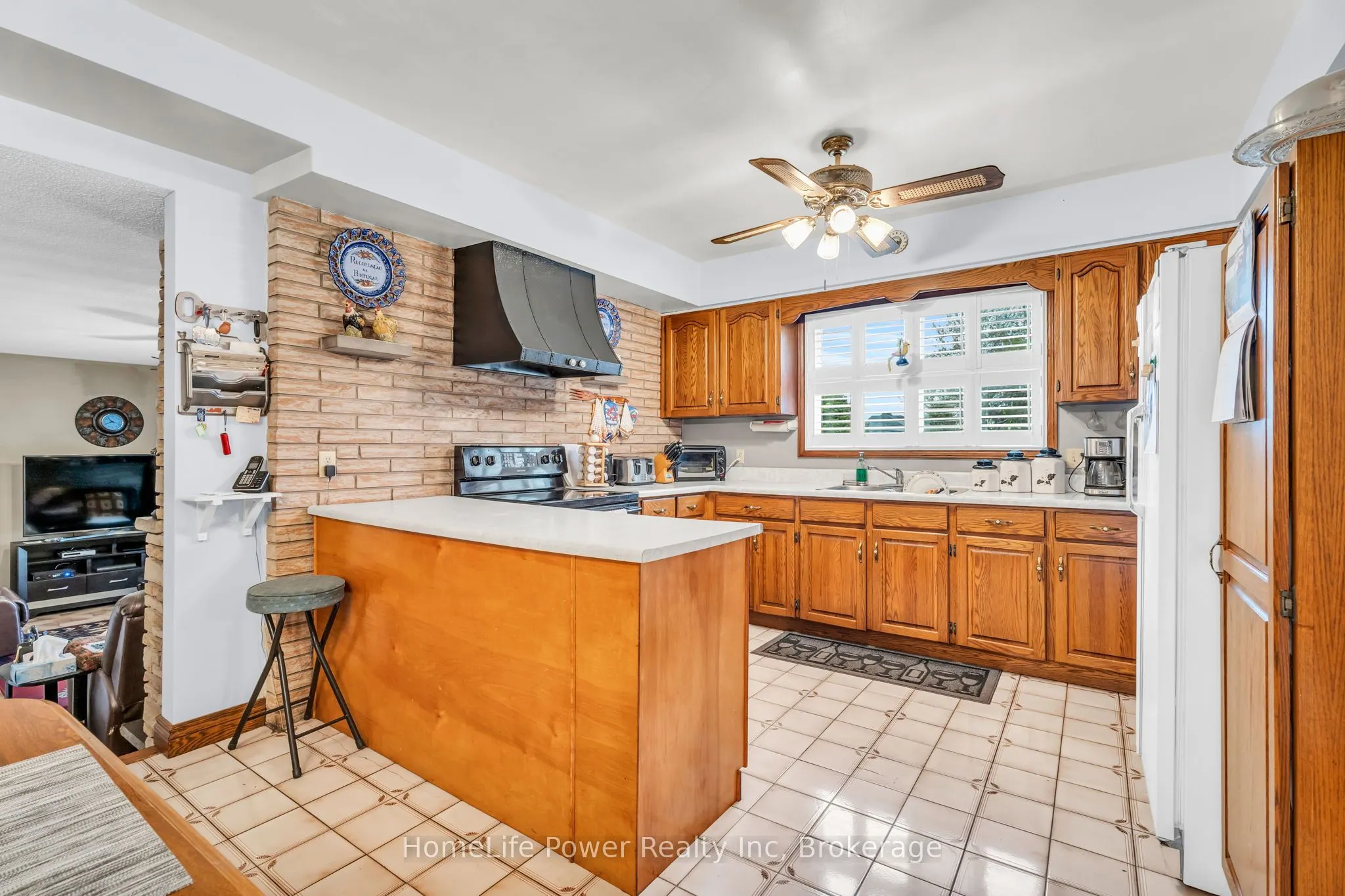 6 Leckie Avenue