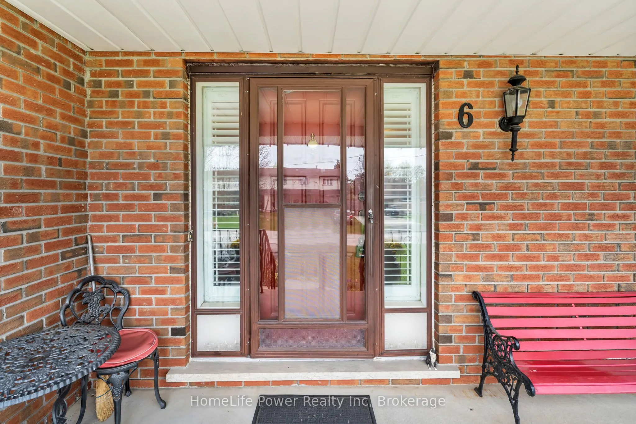6 Leckie Avenue