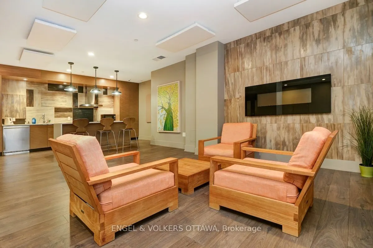 131 Holland Avenue, #404