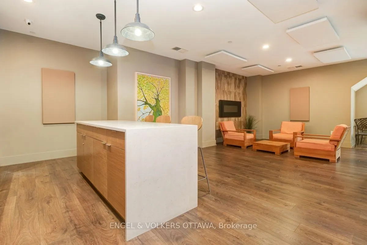 131 Holland Avenue, #404