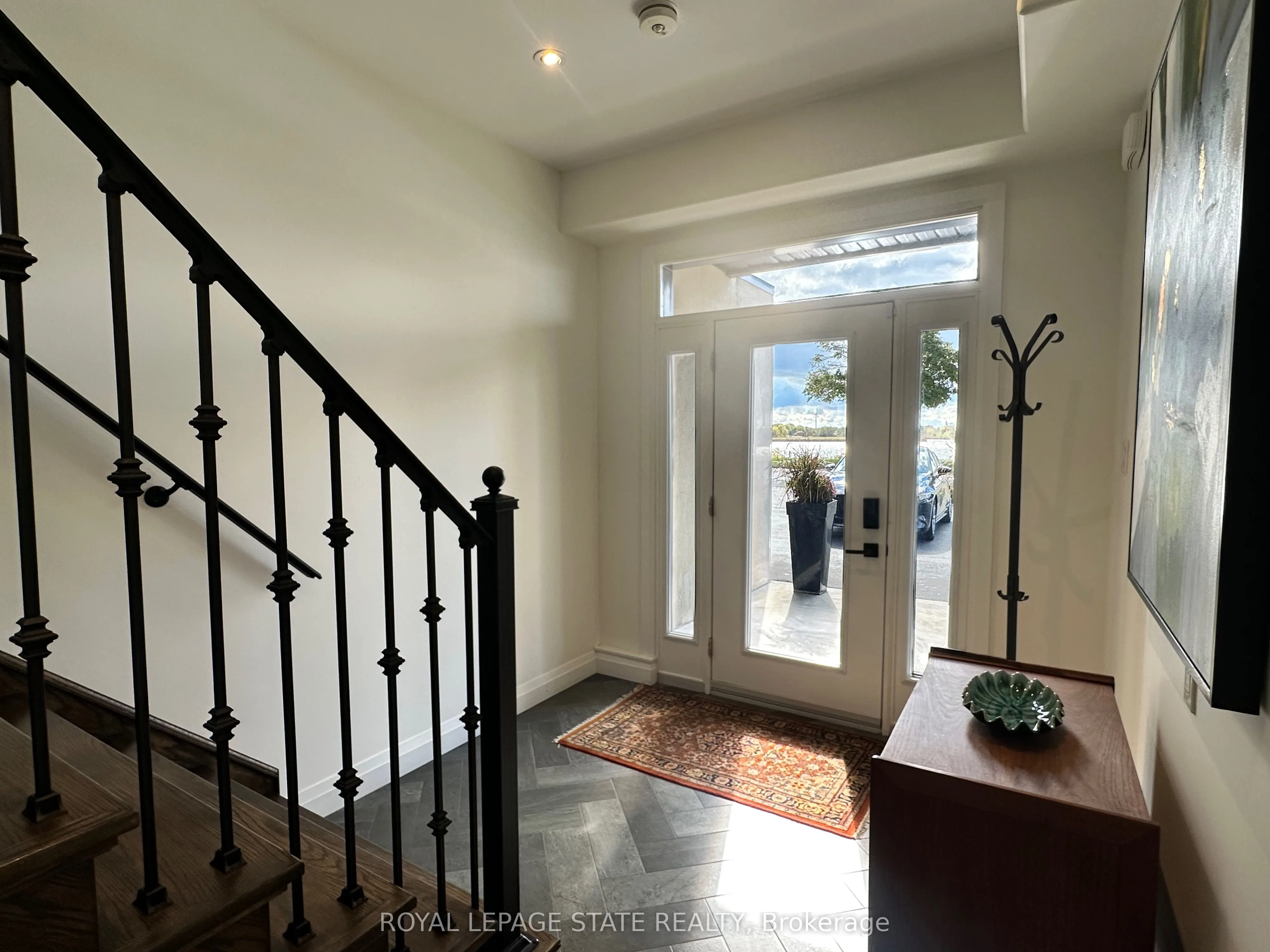 215 Main Street W