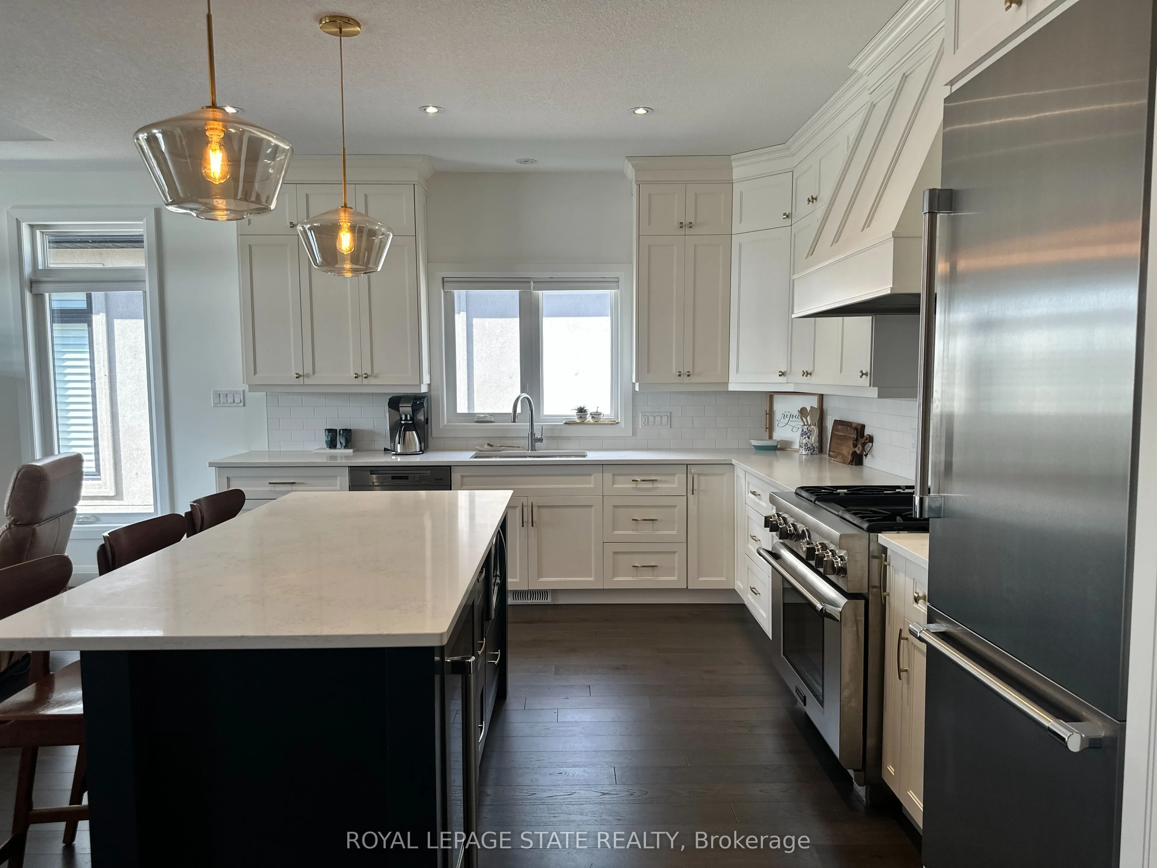 215 Main Street W