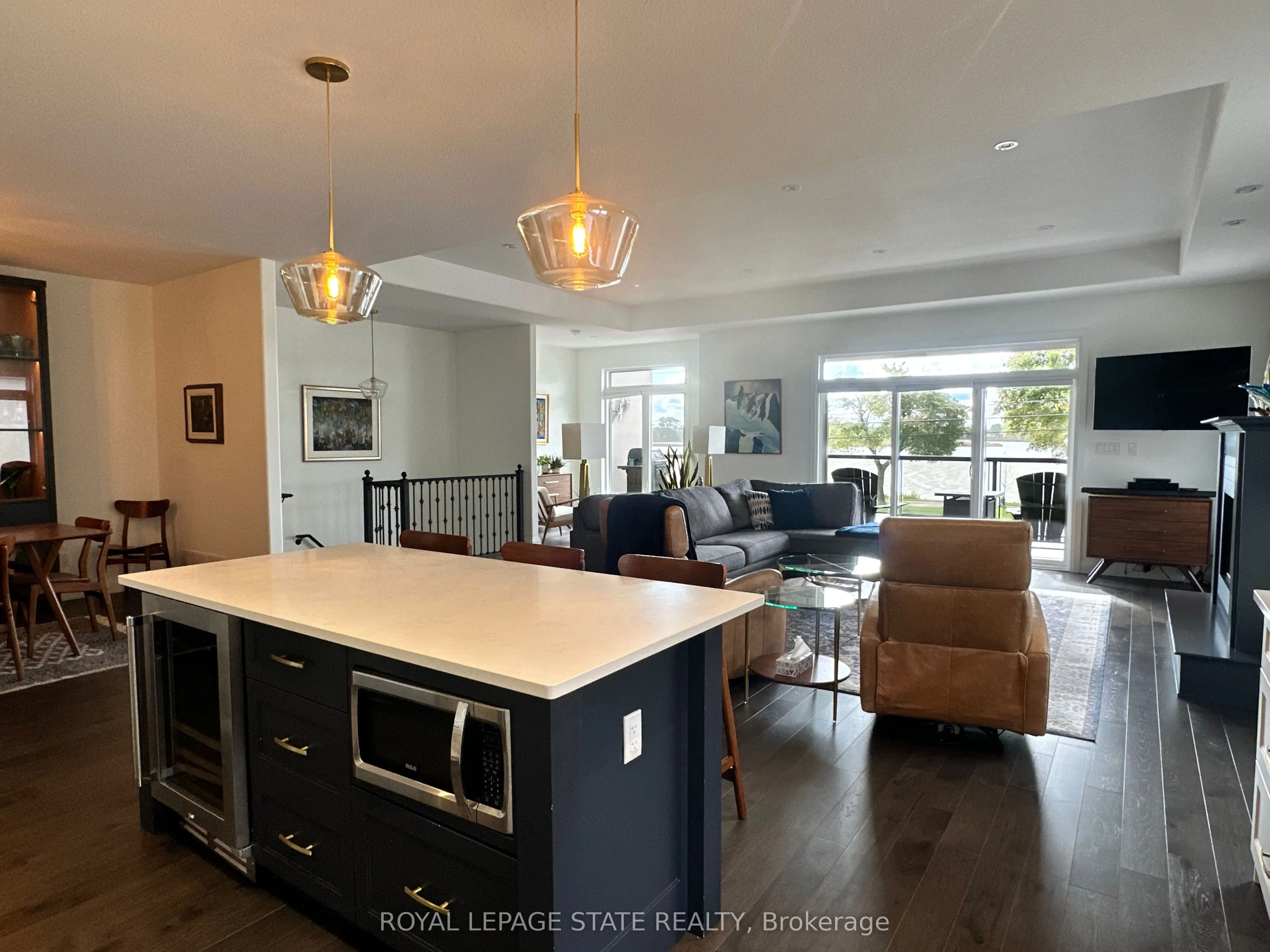 215 Main Street W
