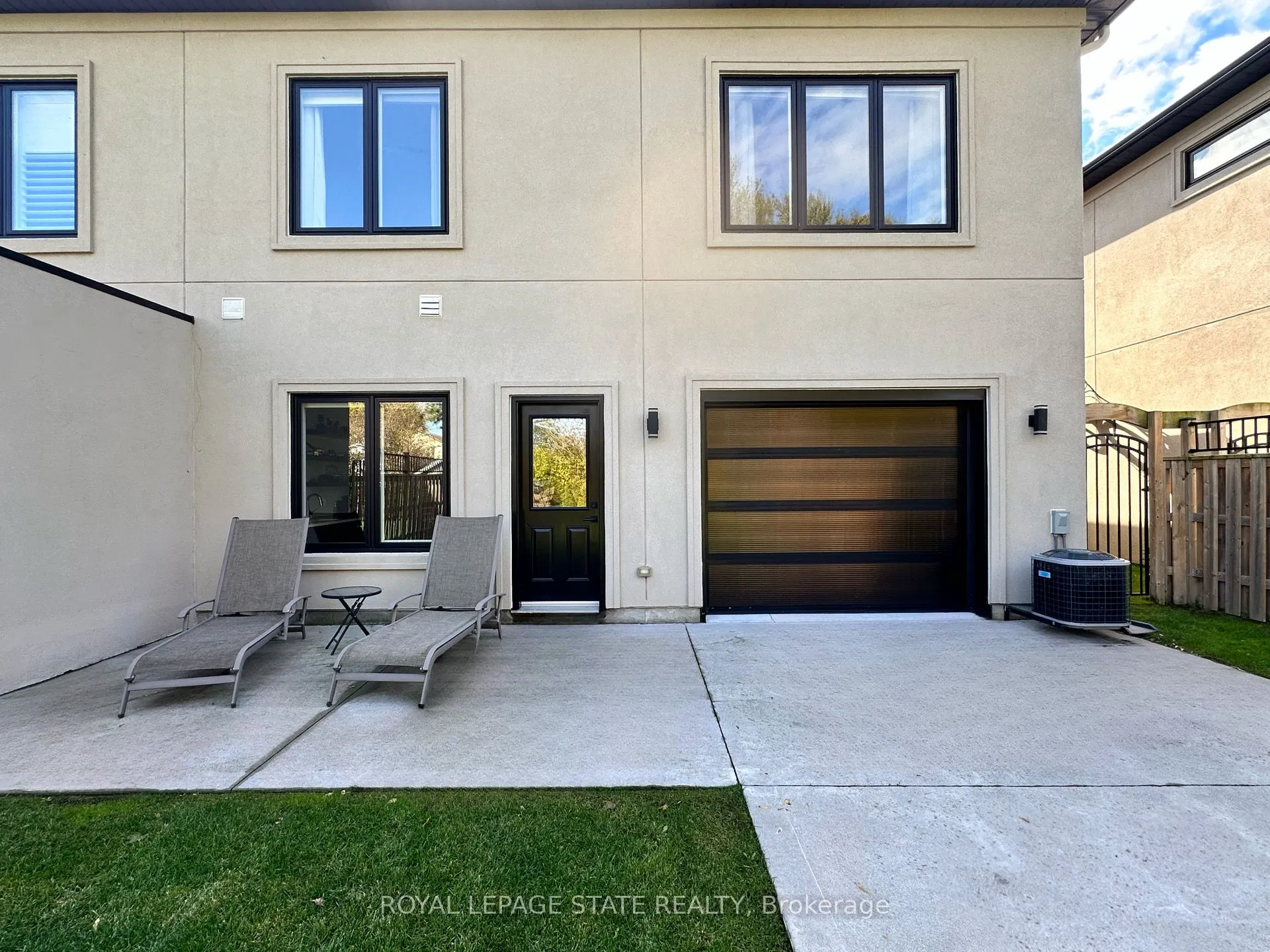 215 Main Street W