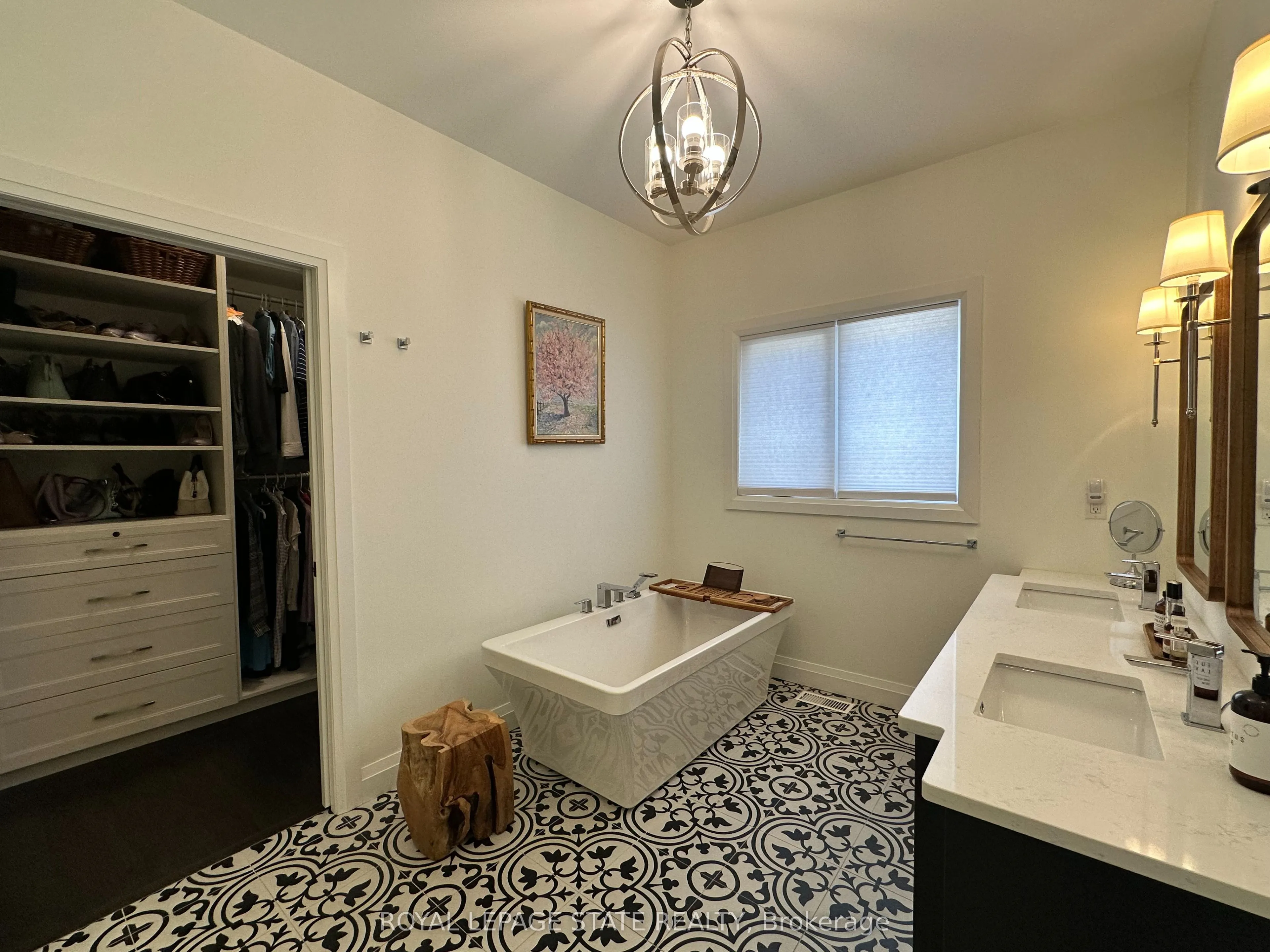 215 Main Street W