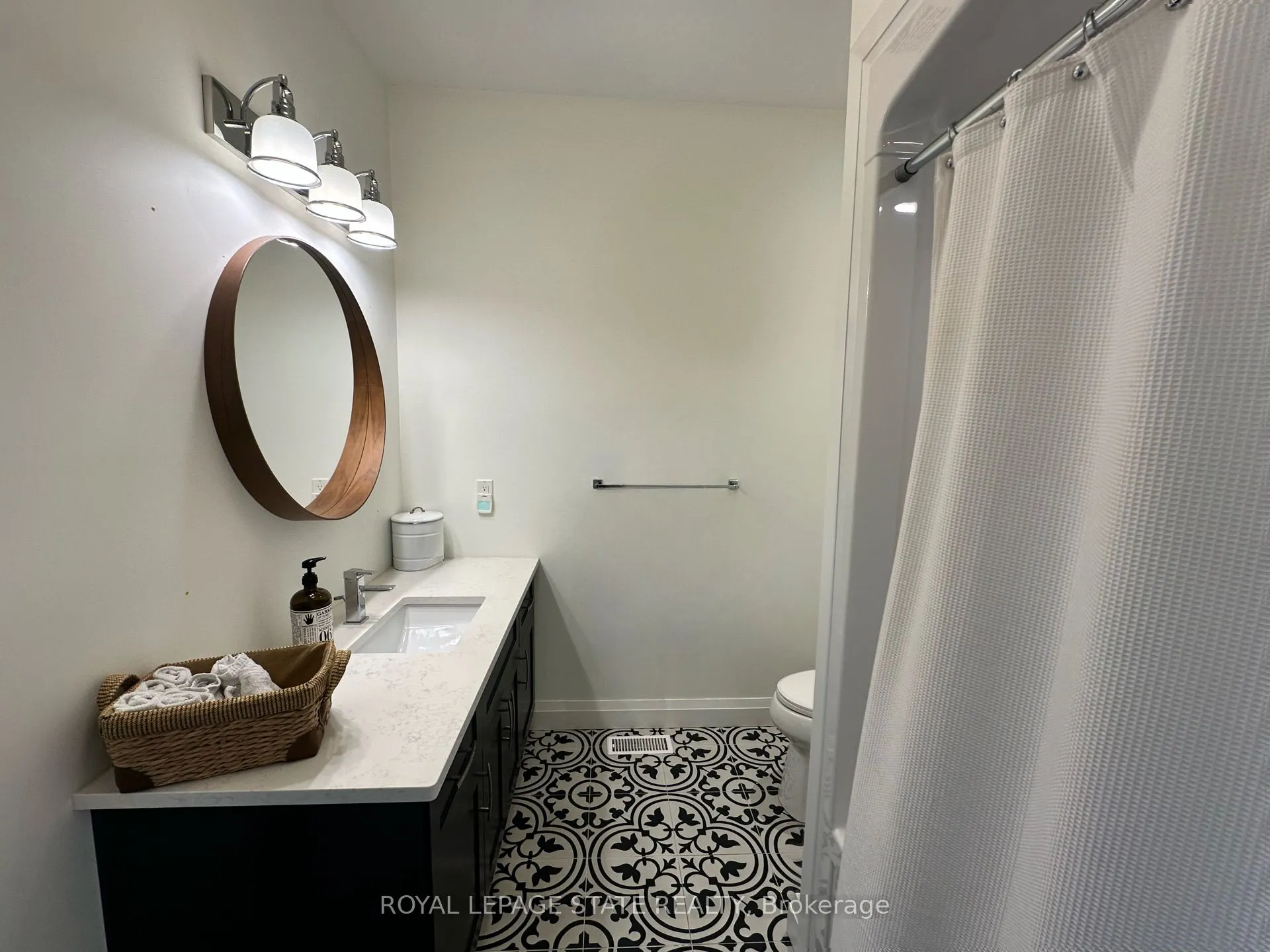215 Main Street W