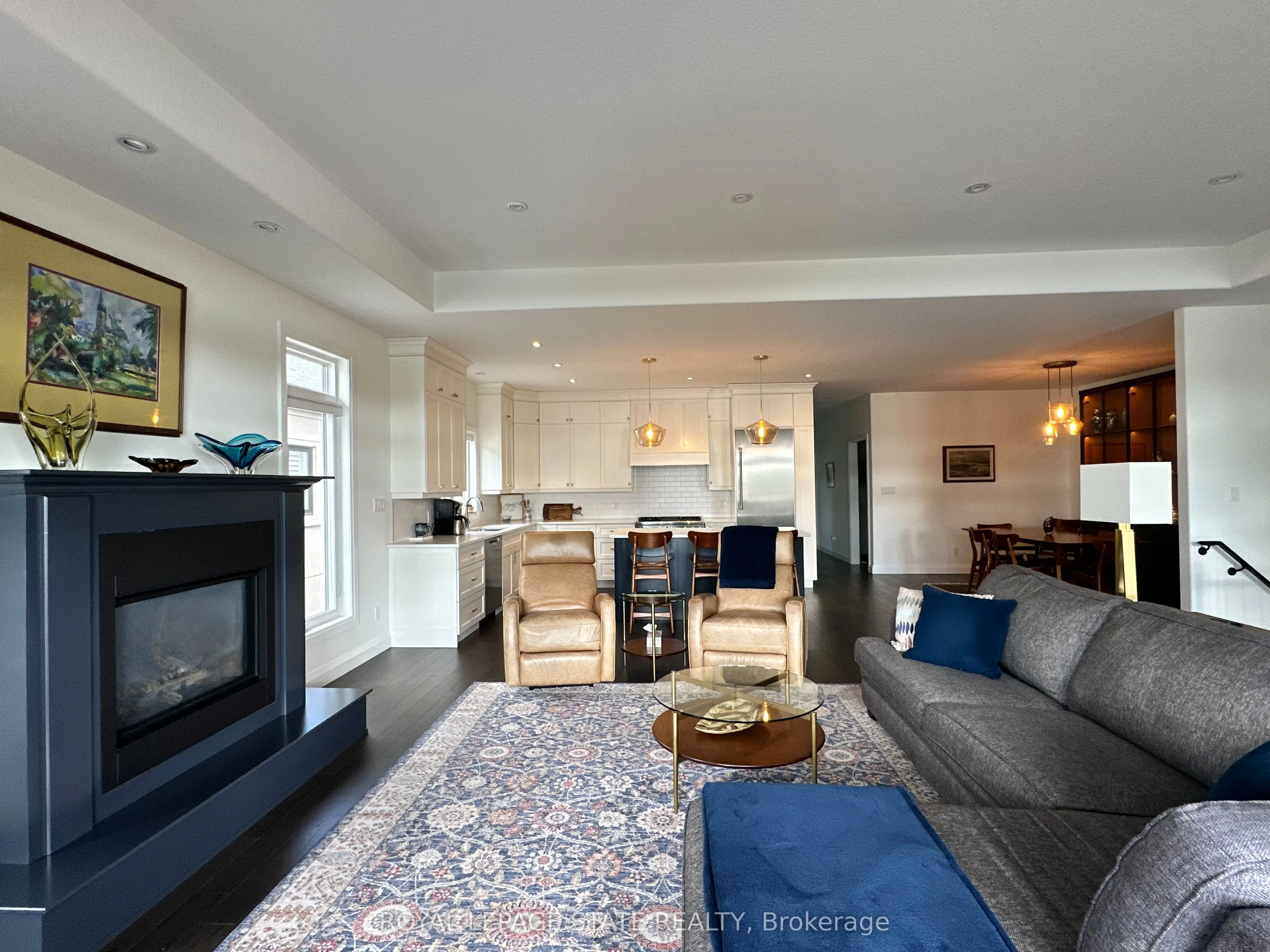 215 Main Street W