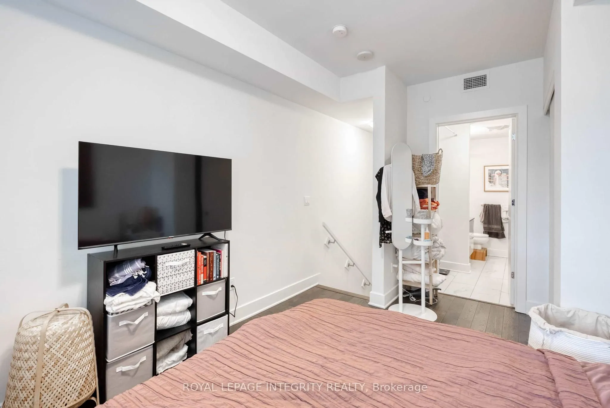 255 BAY Street, #808