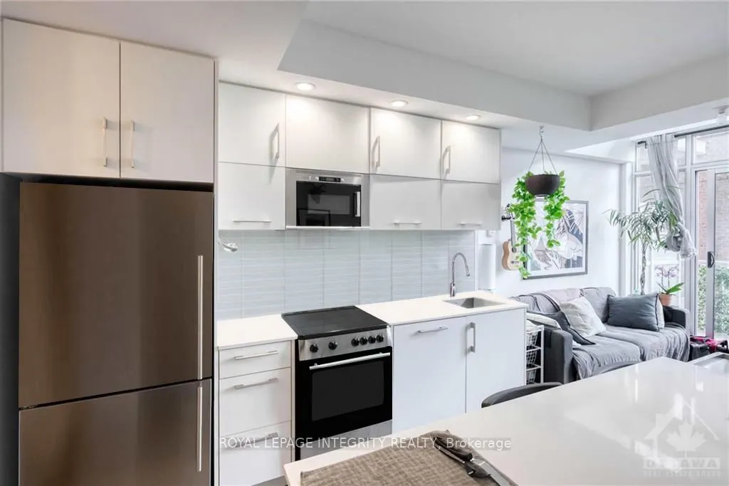 255 BAY Street, #808