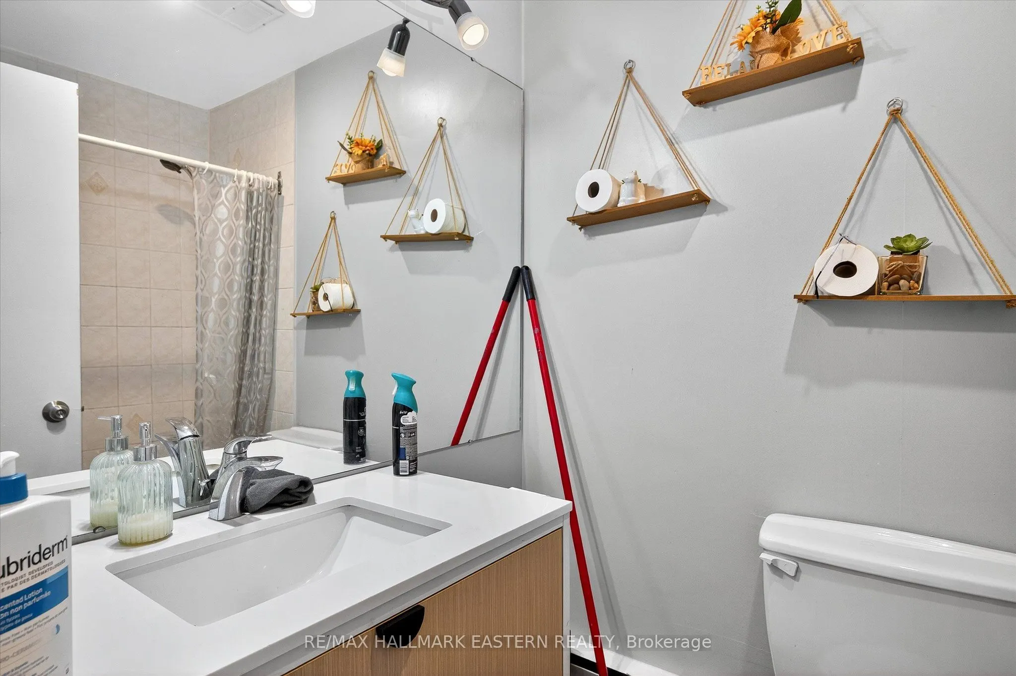 135 Lansdowne Street W