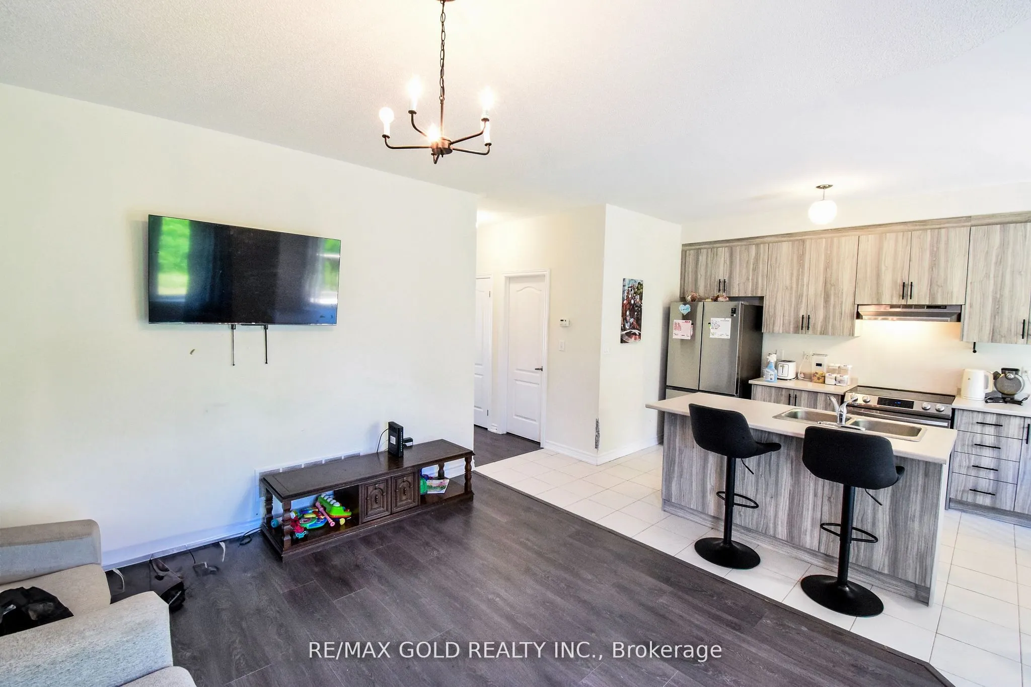77 Tumblewood Place W