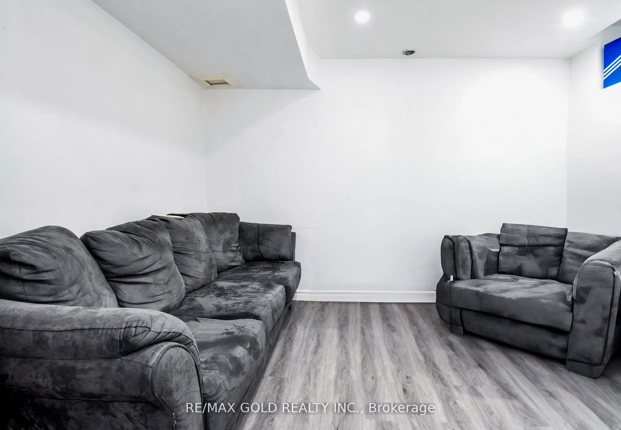 77 Tumblewood Place W