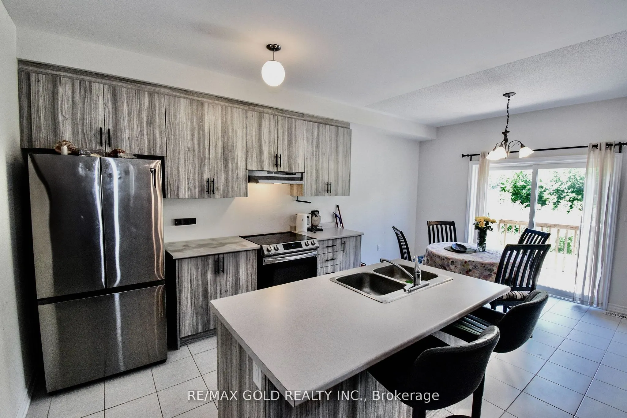 77 Tumblewood Place W