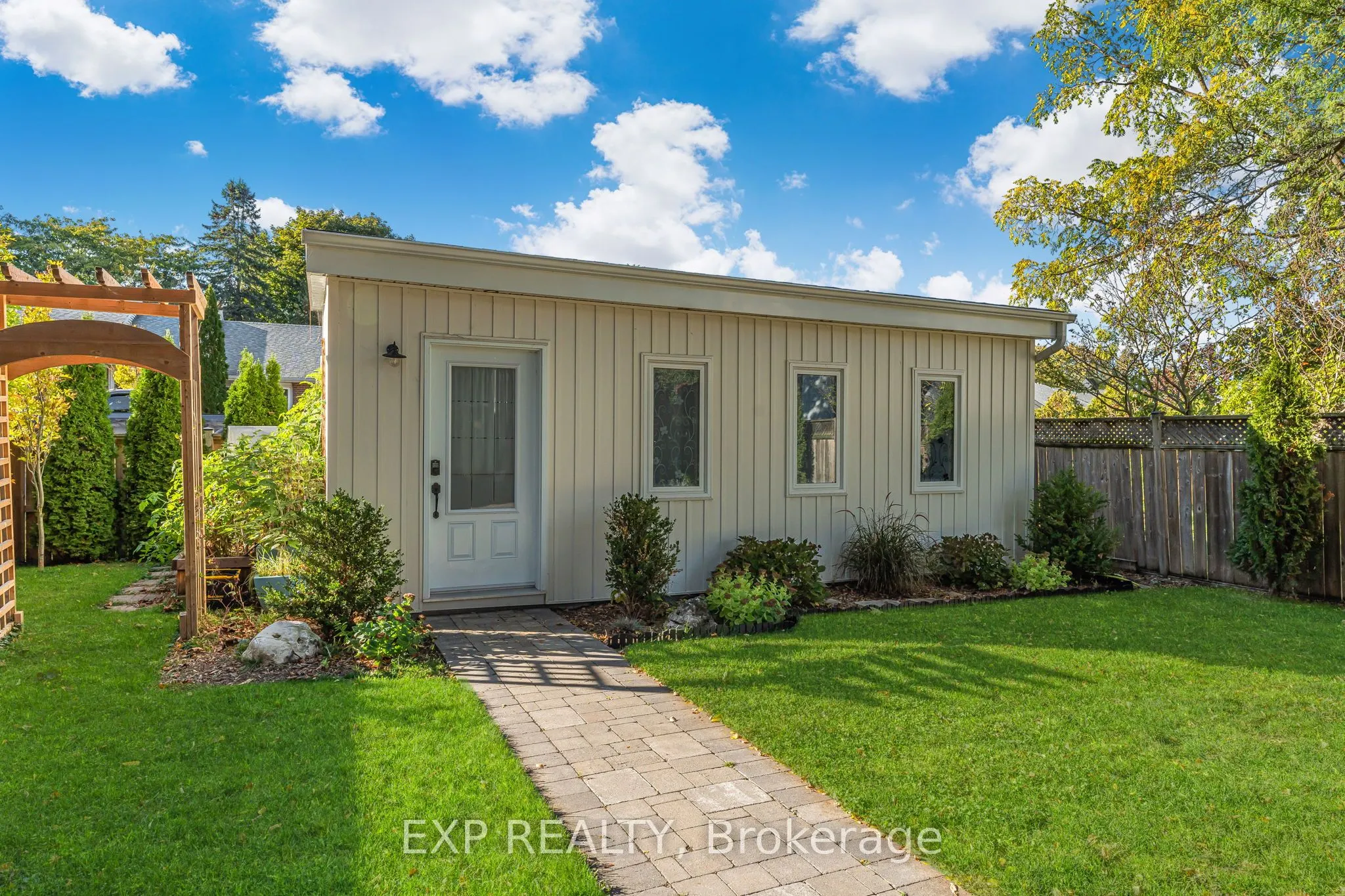 24 Robinson Street S
