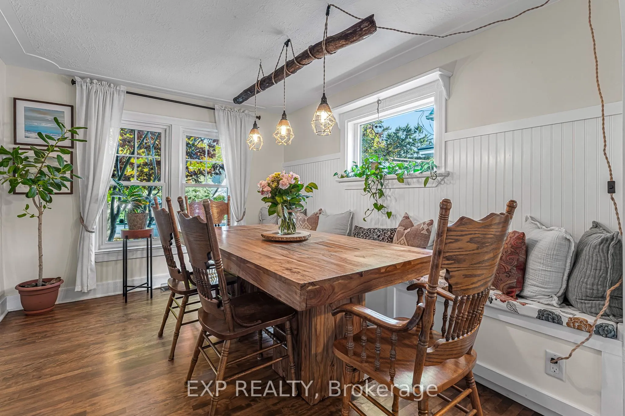 24 Robinson Street S