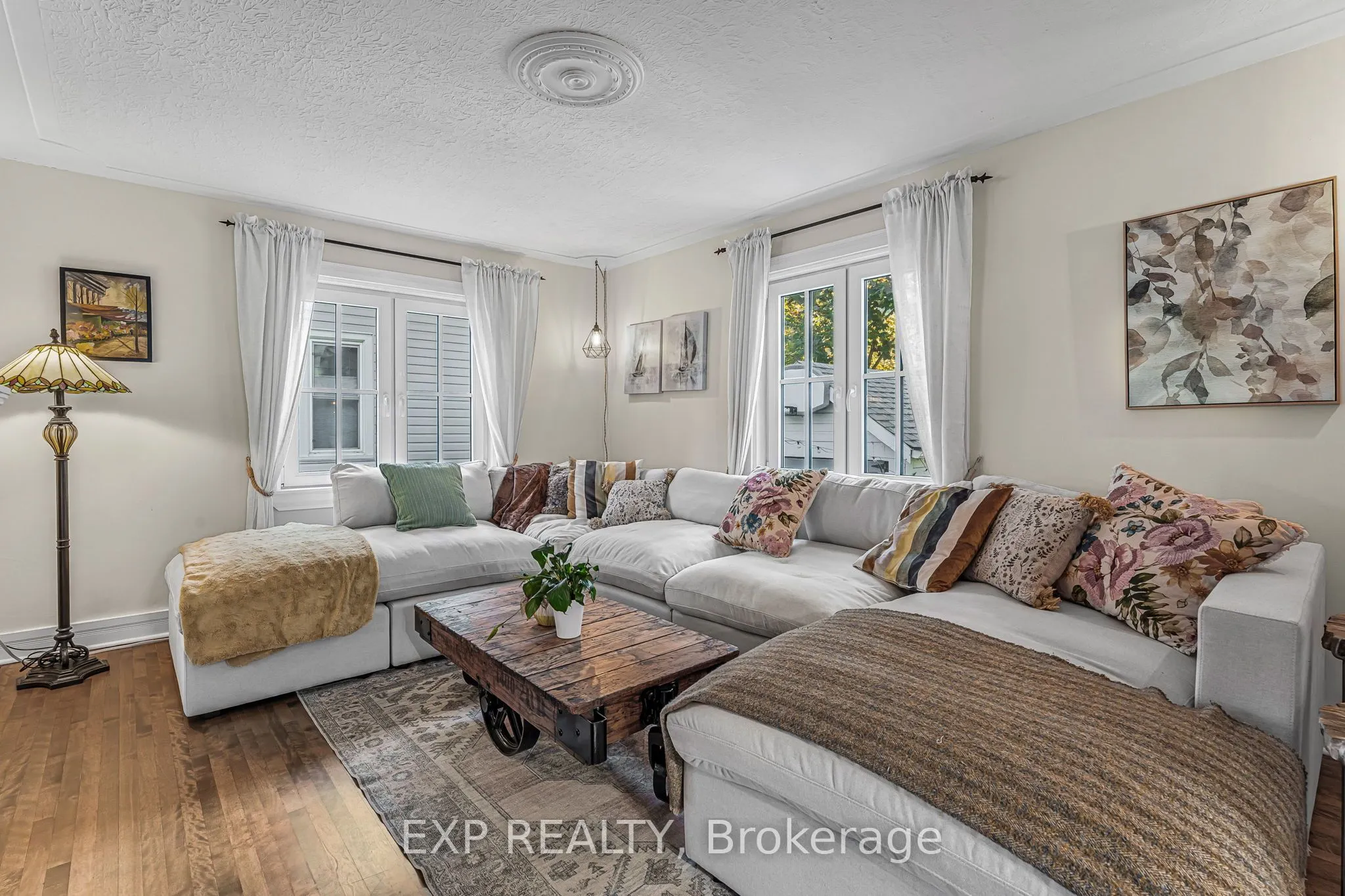 24 Robinson Street S
