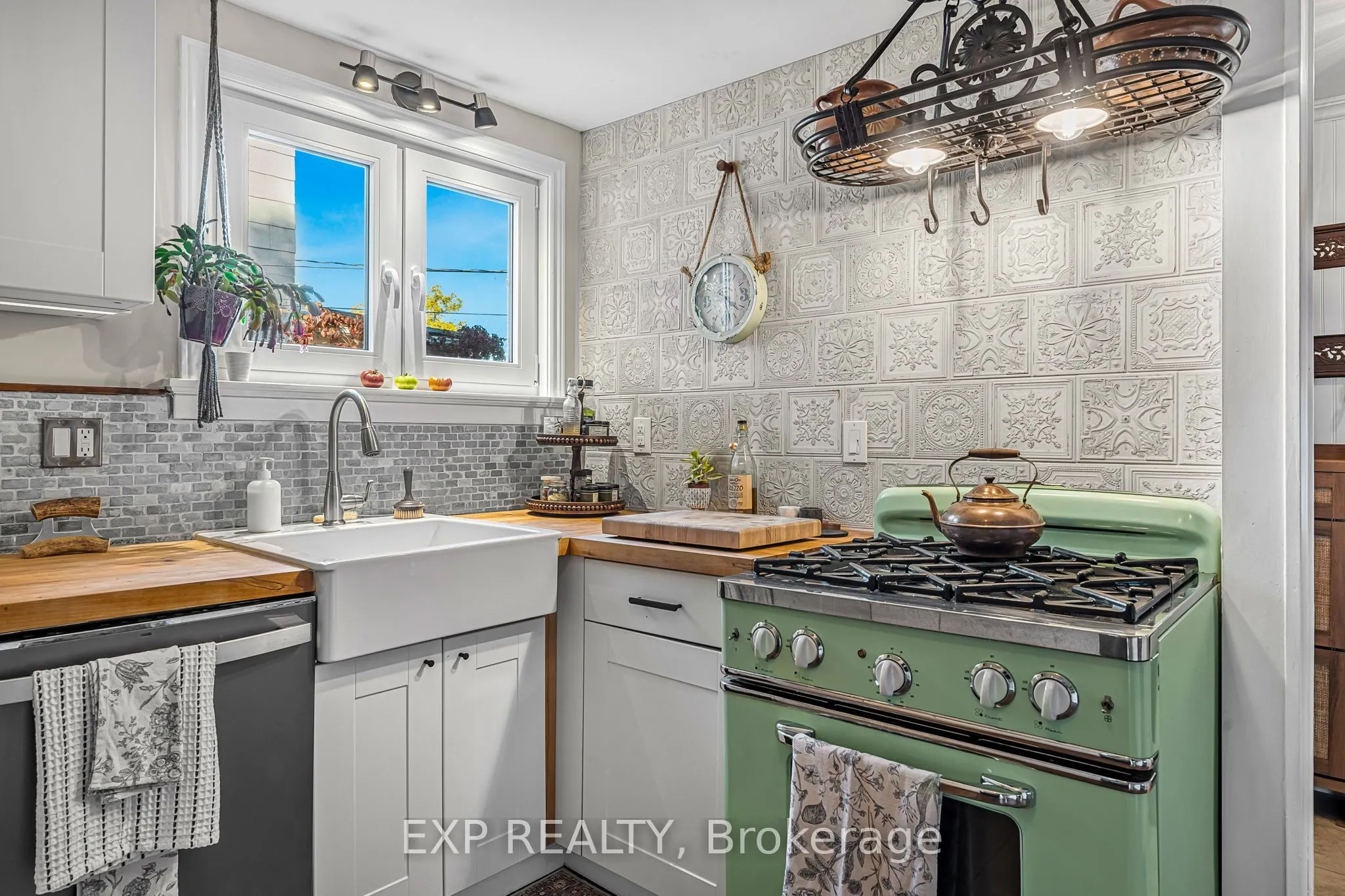 24 Robinson Street S