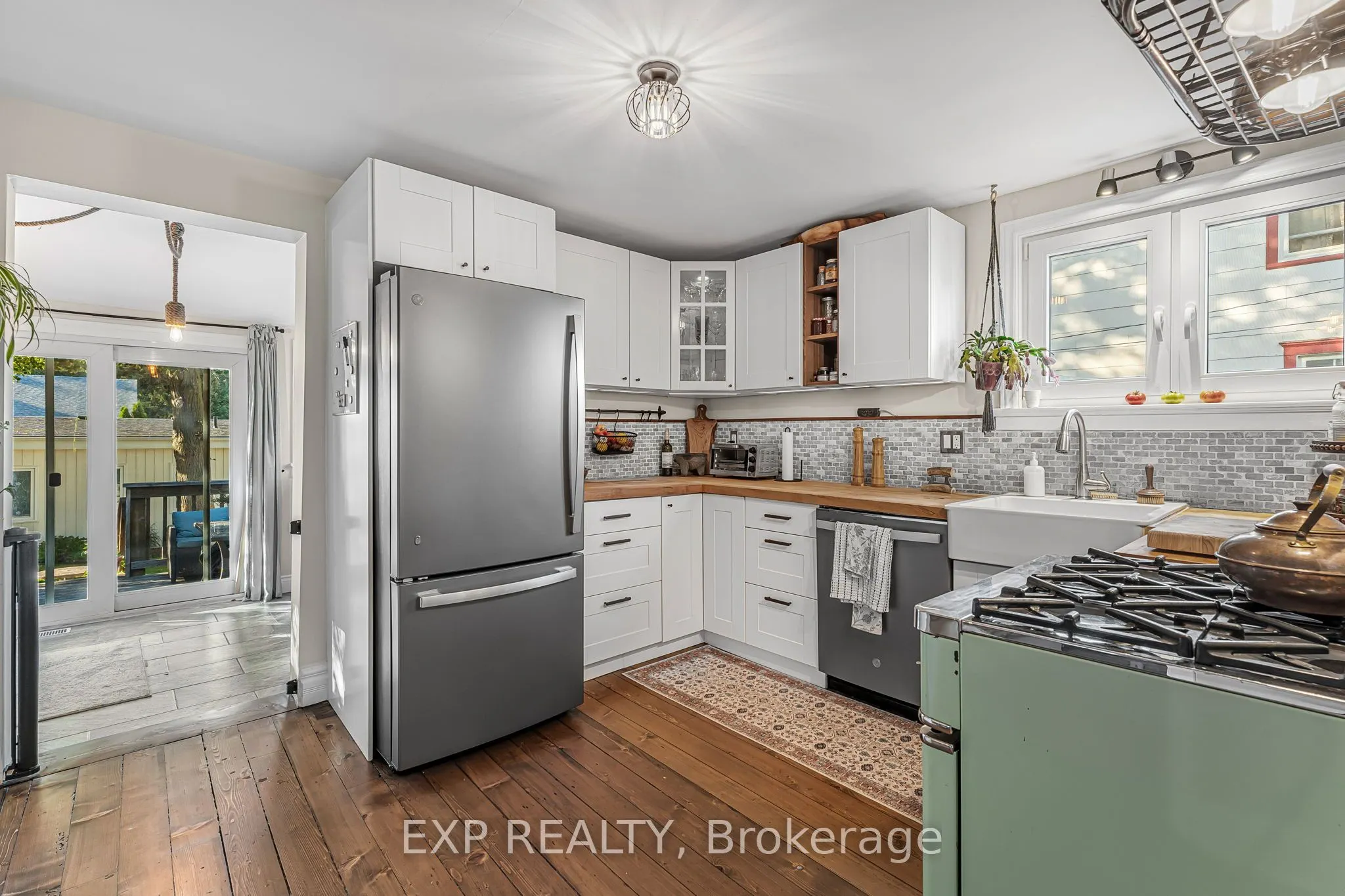 24 Robinson Street S