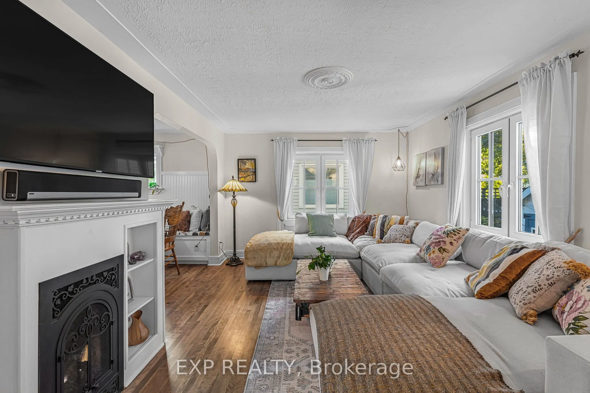 24 Robinson Street S