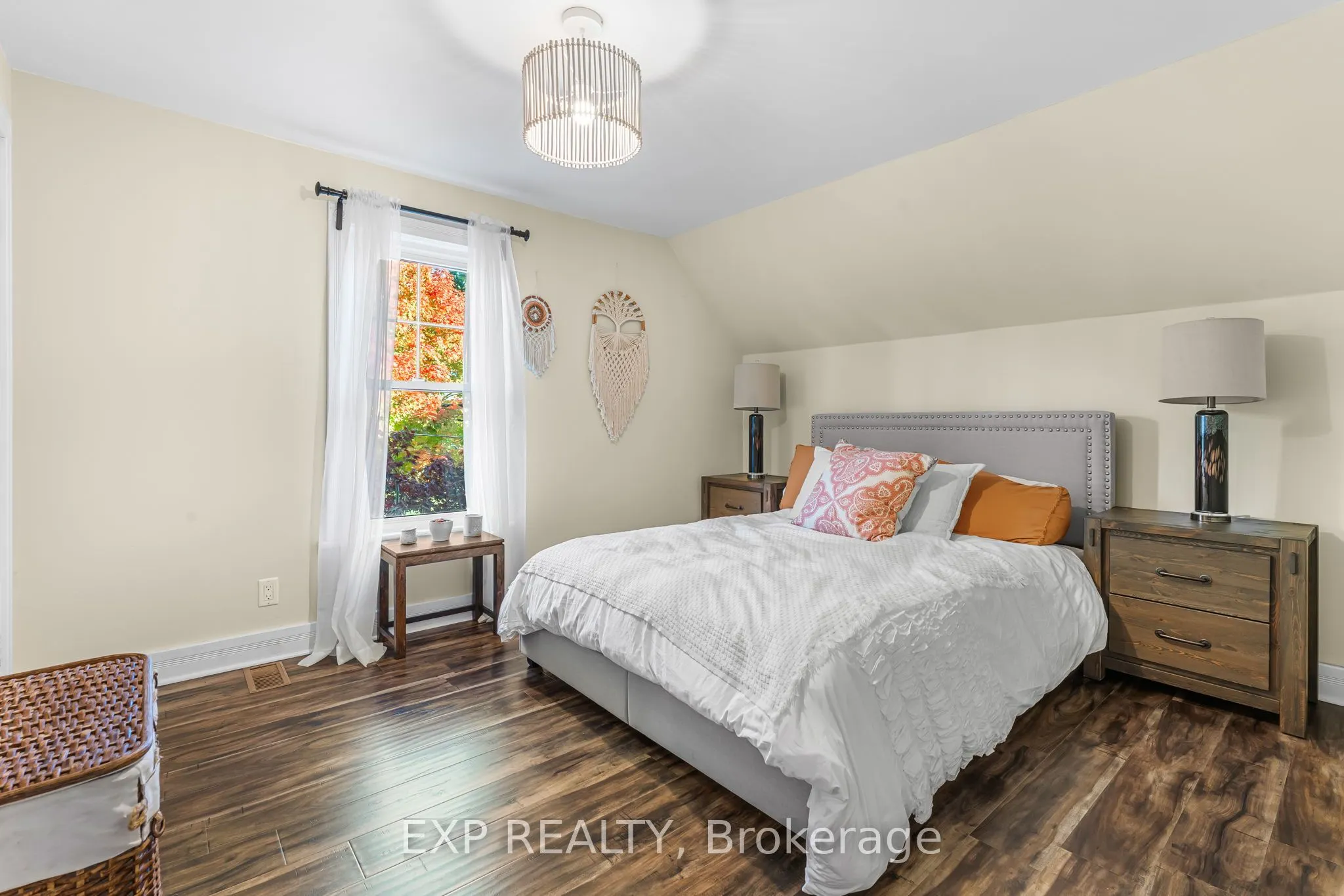 24 Robinson Street S