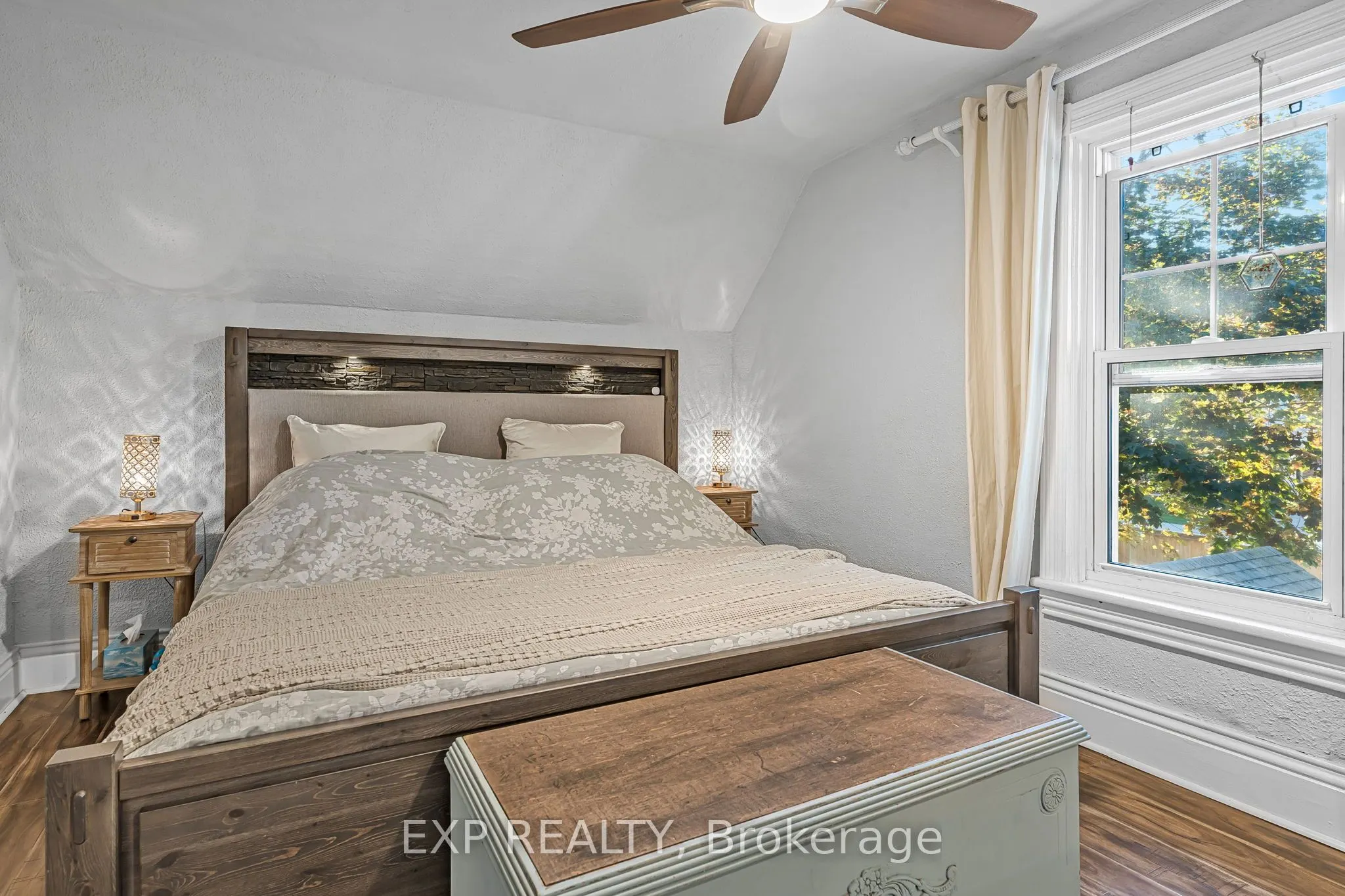24 Robinson Street S