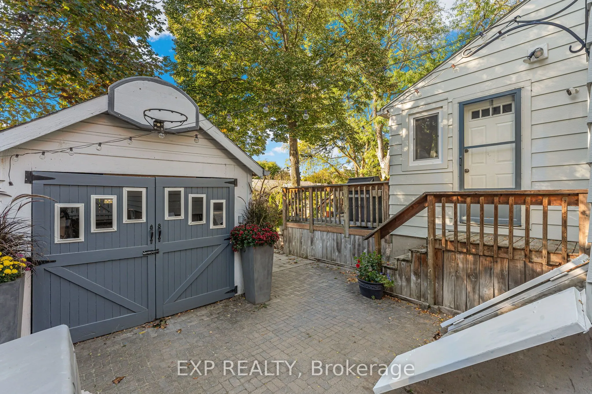 24 Robinson Street S