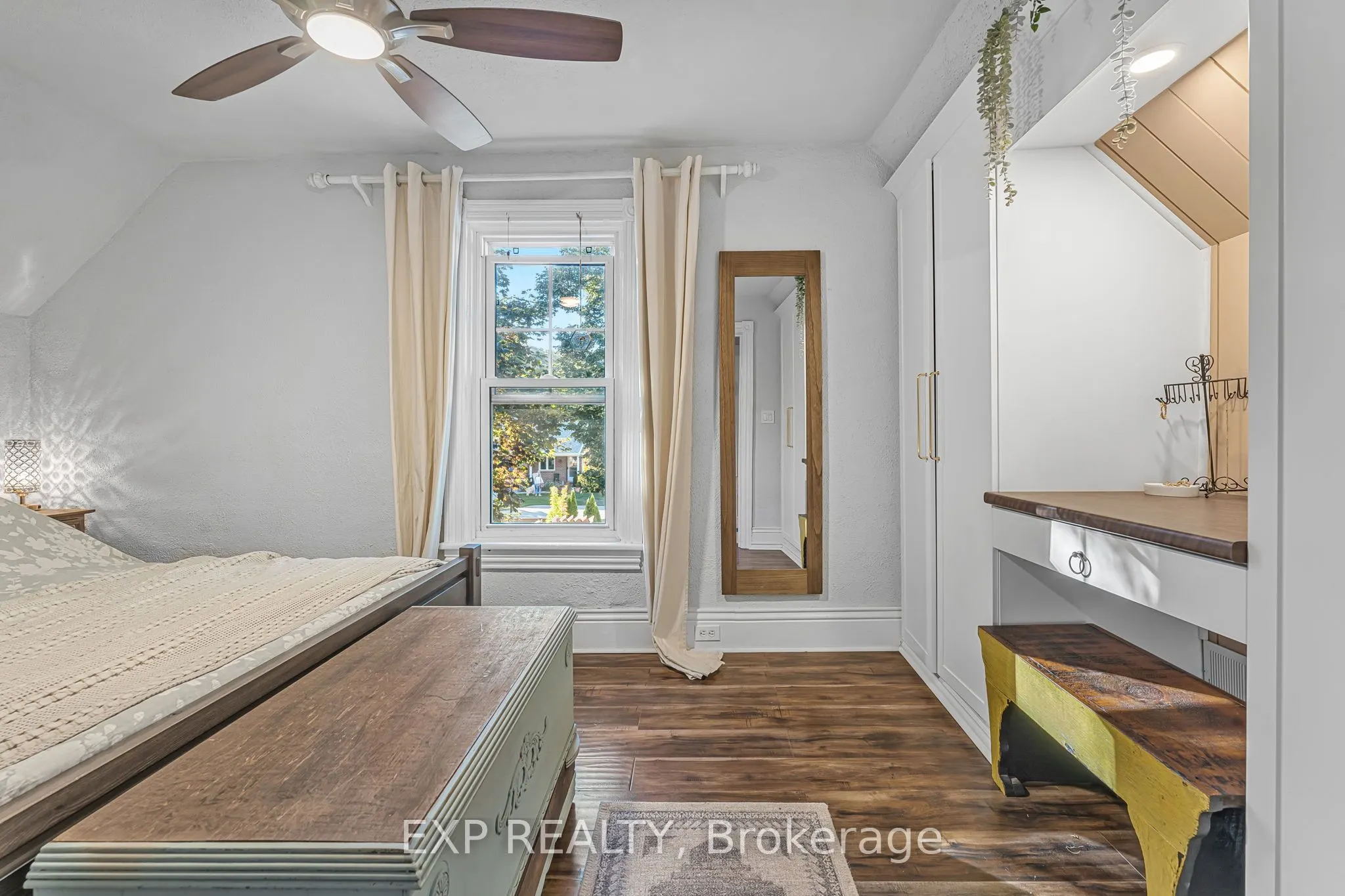 24 Robinson Street S