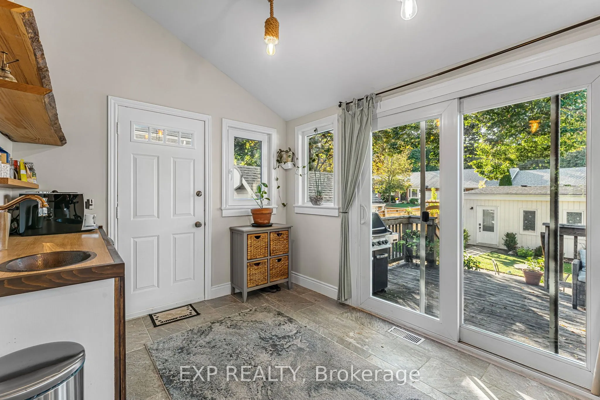 24 Robinson Street S