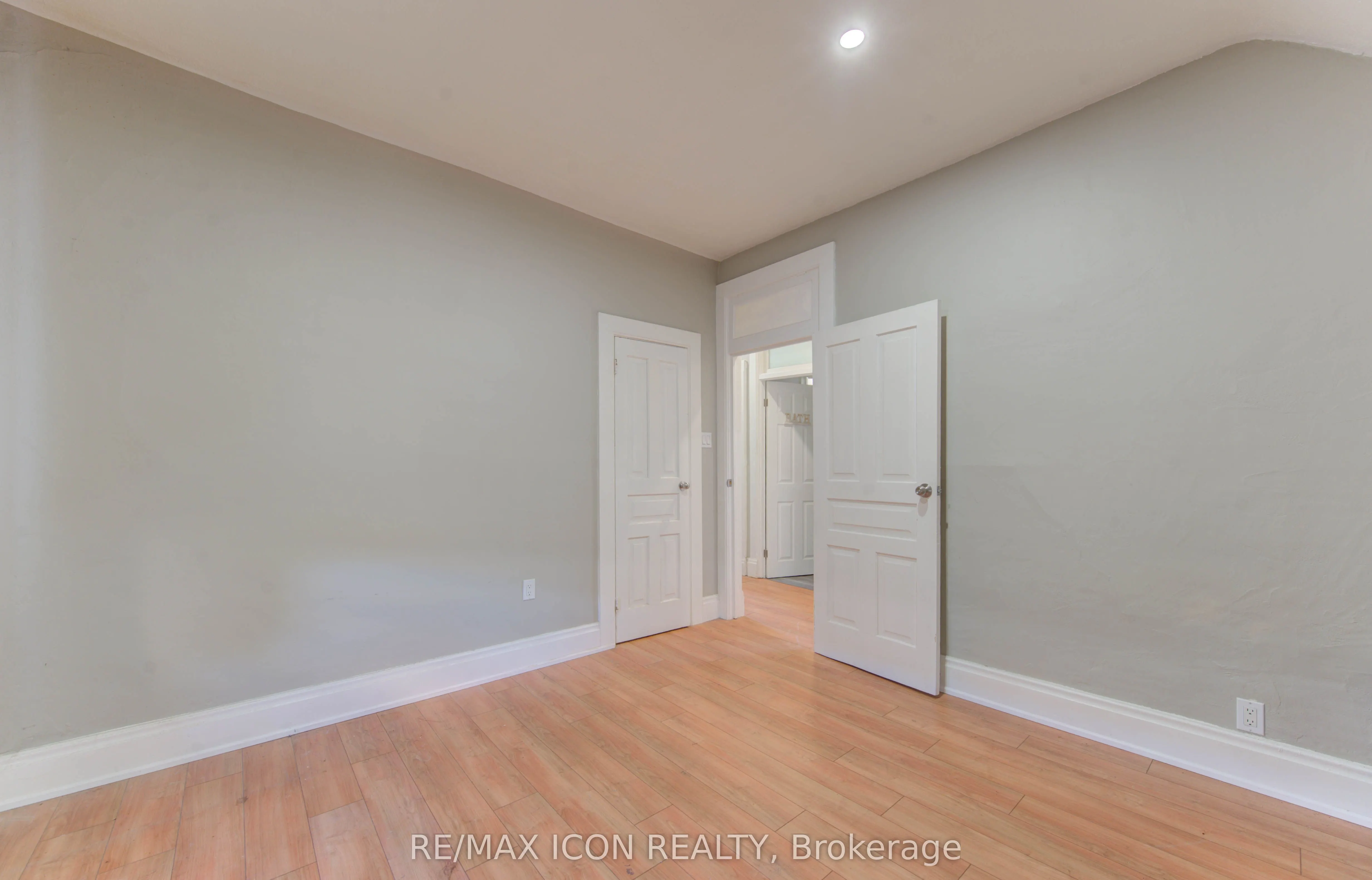 138 Courtland Avenue E