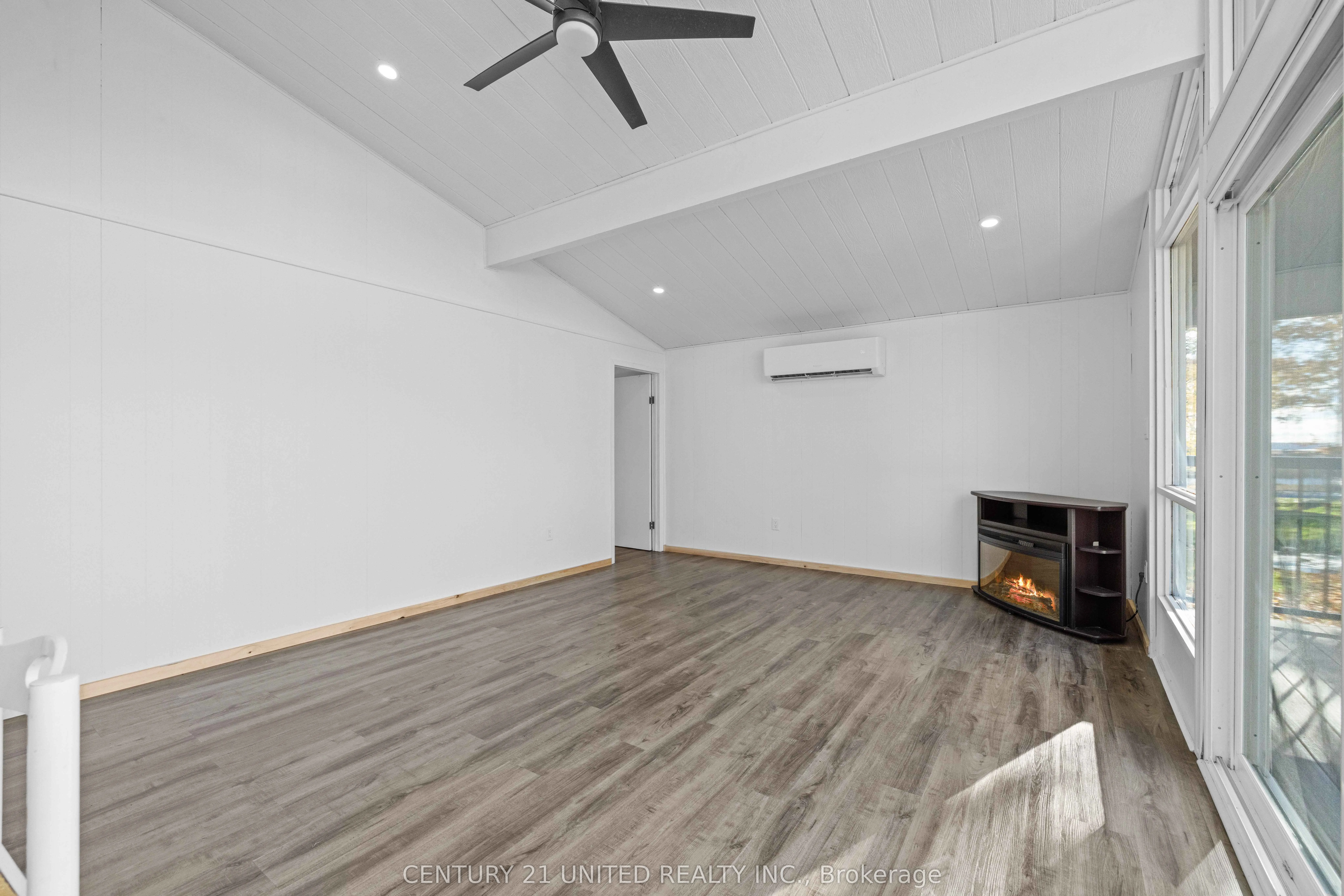 17 Rollie's Bay Road E