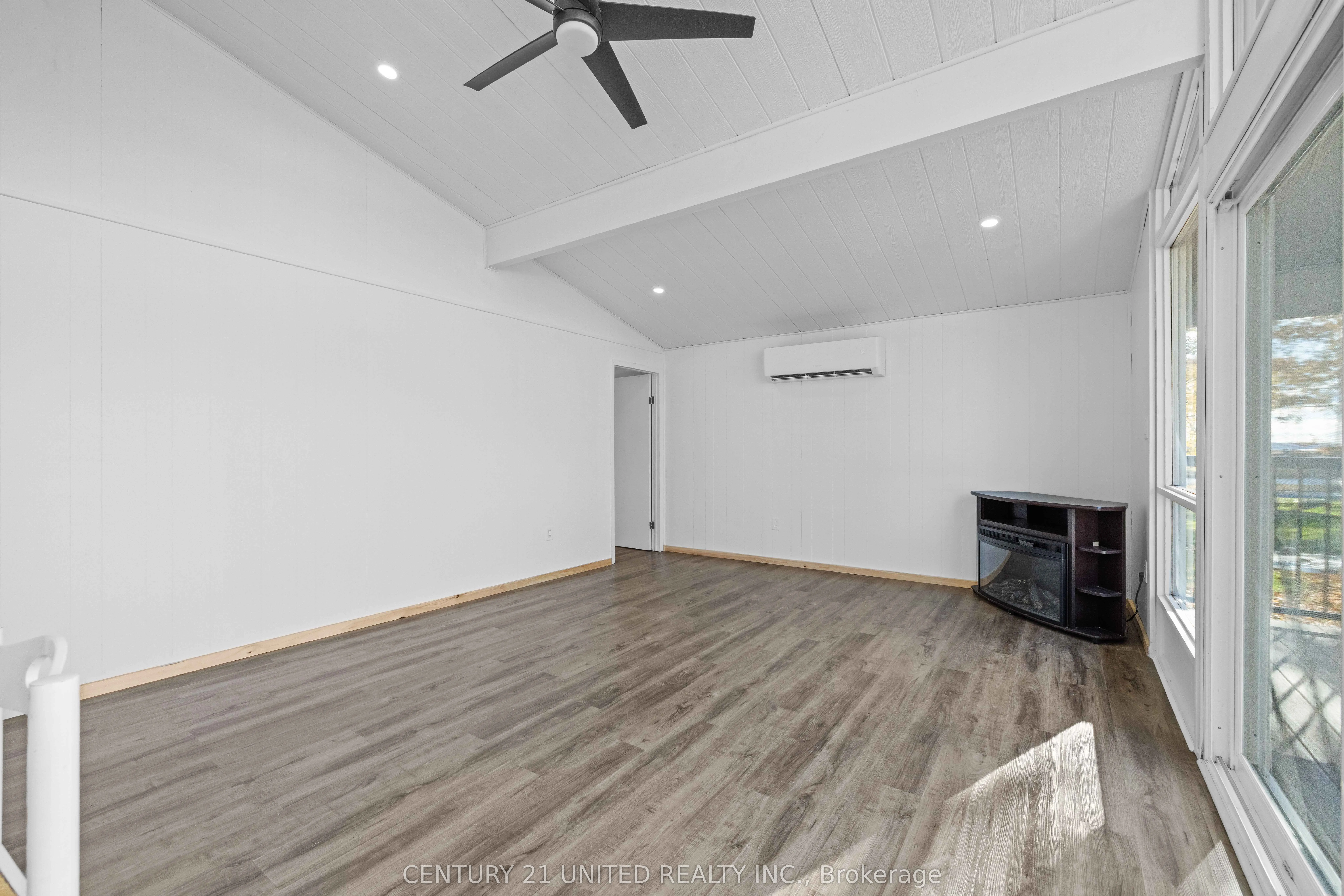 17 Rollie's Bay Road E