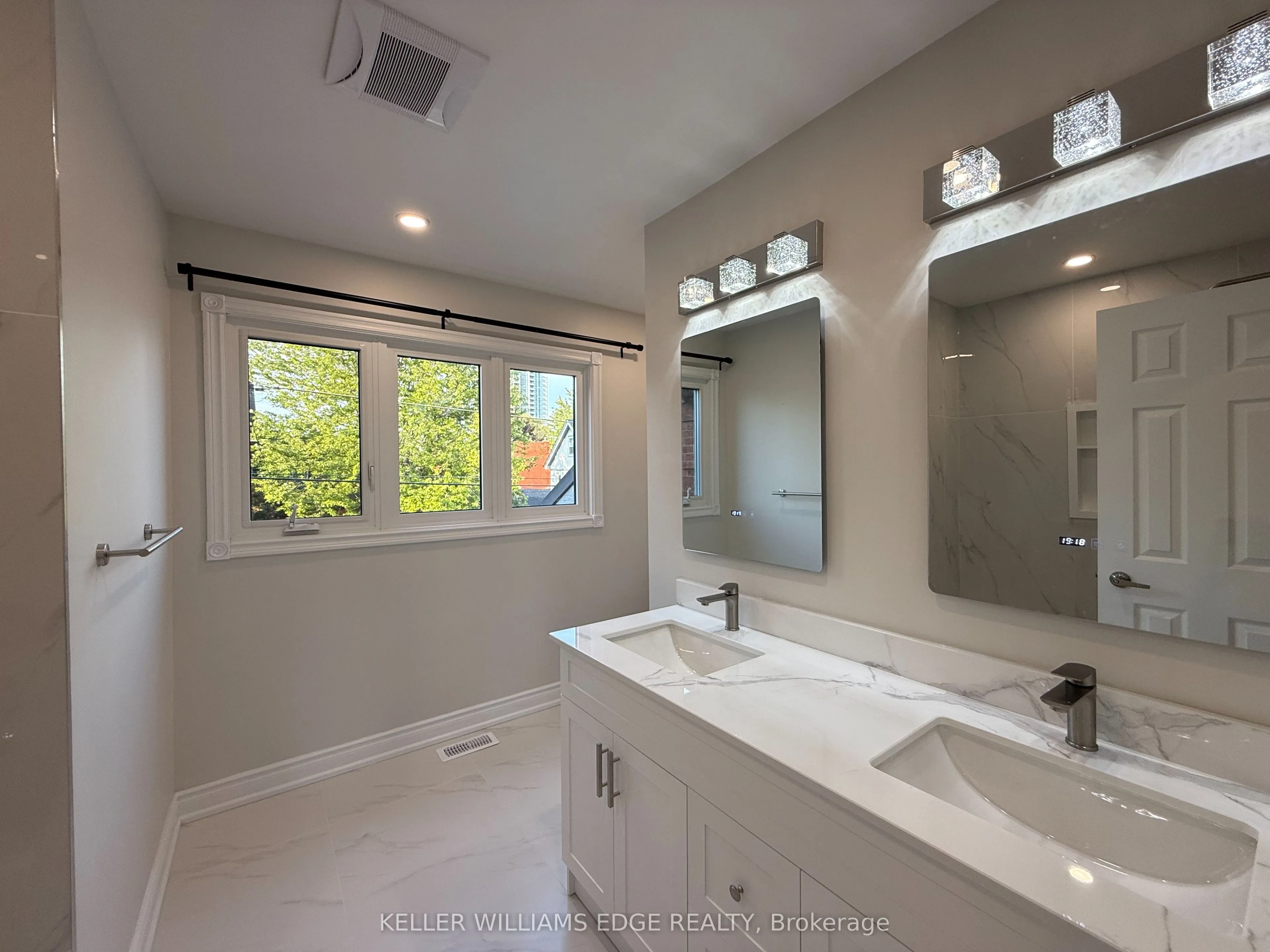 UPPER LEVEL: 87 Peter Street