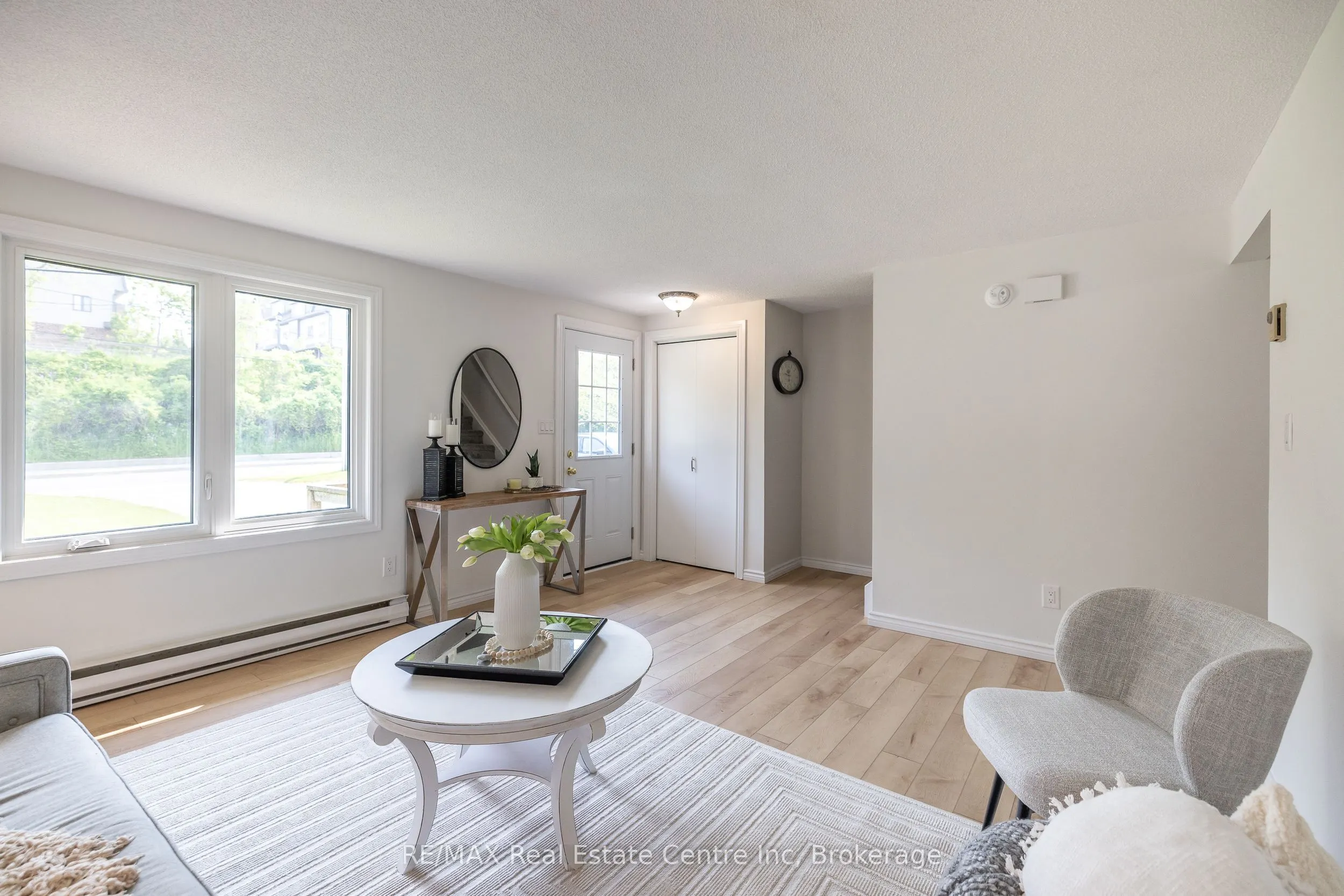 407 Main Street S