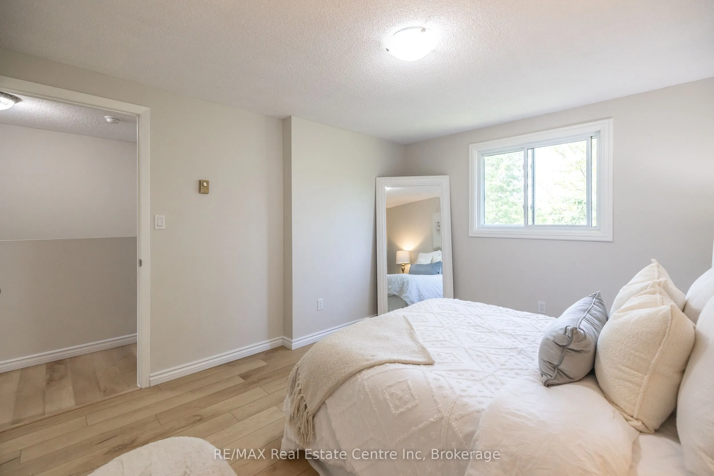407 Main Street S