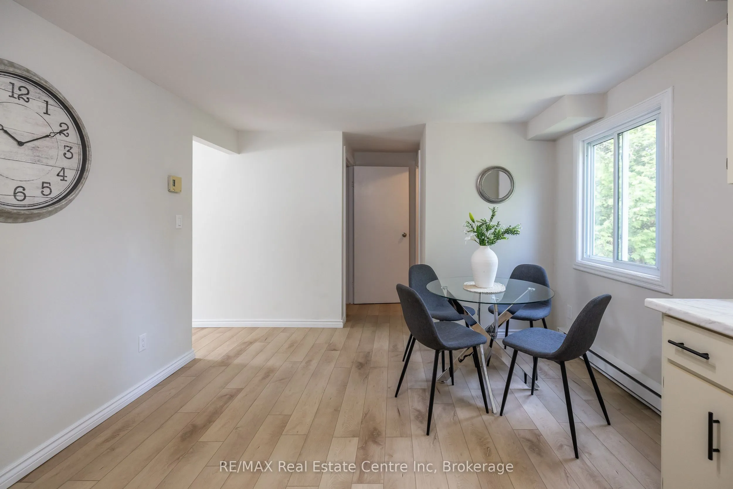 407 Main Street S