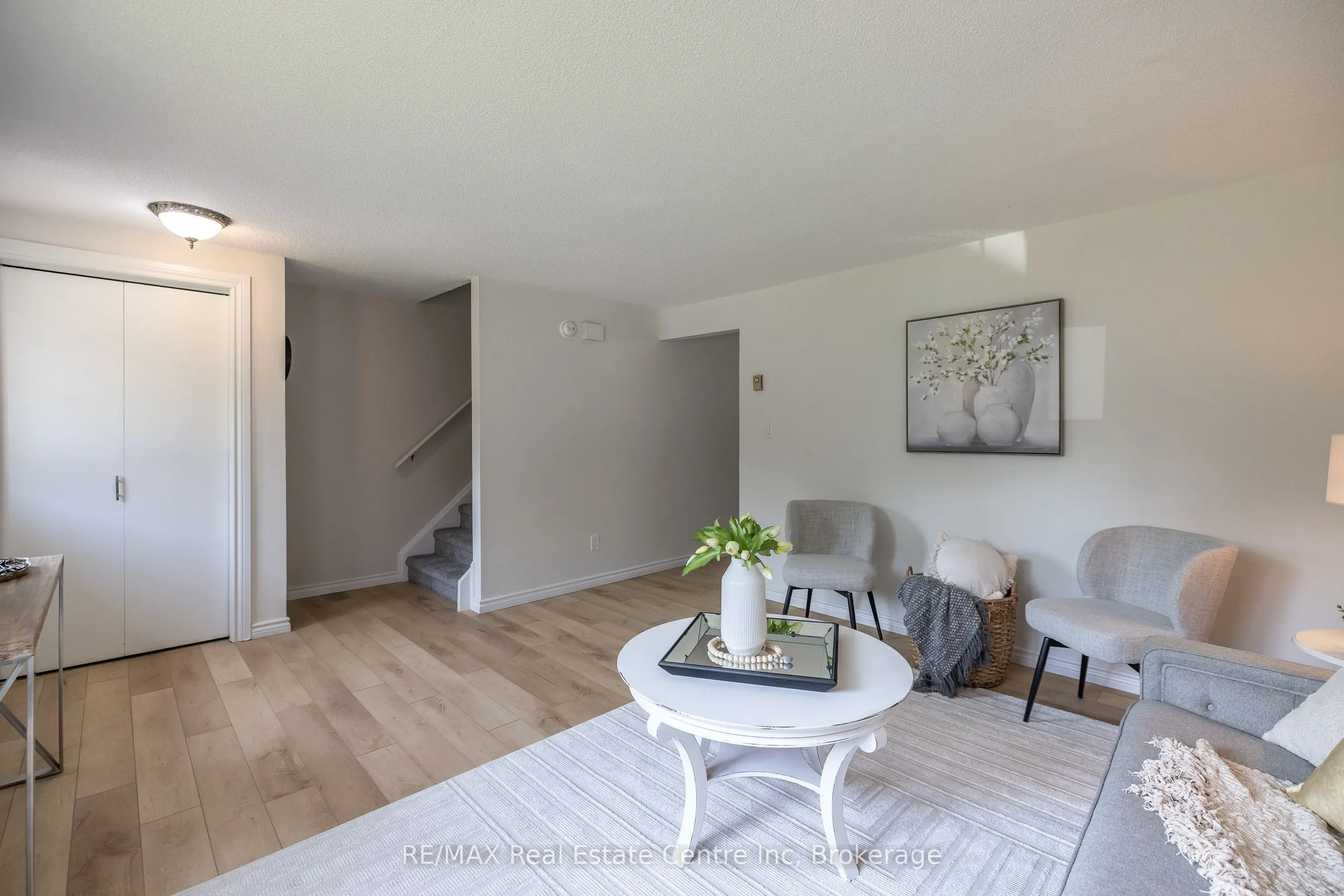 407 Main Street S