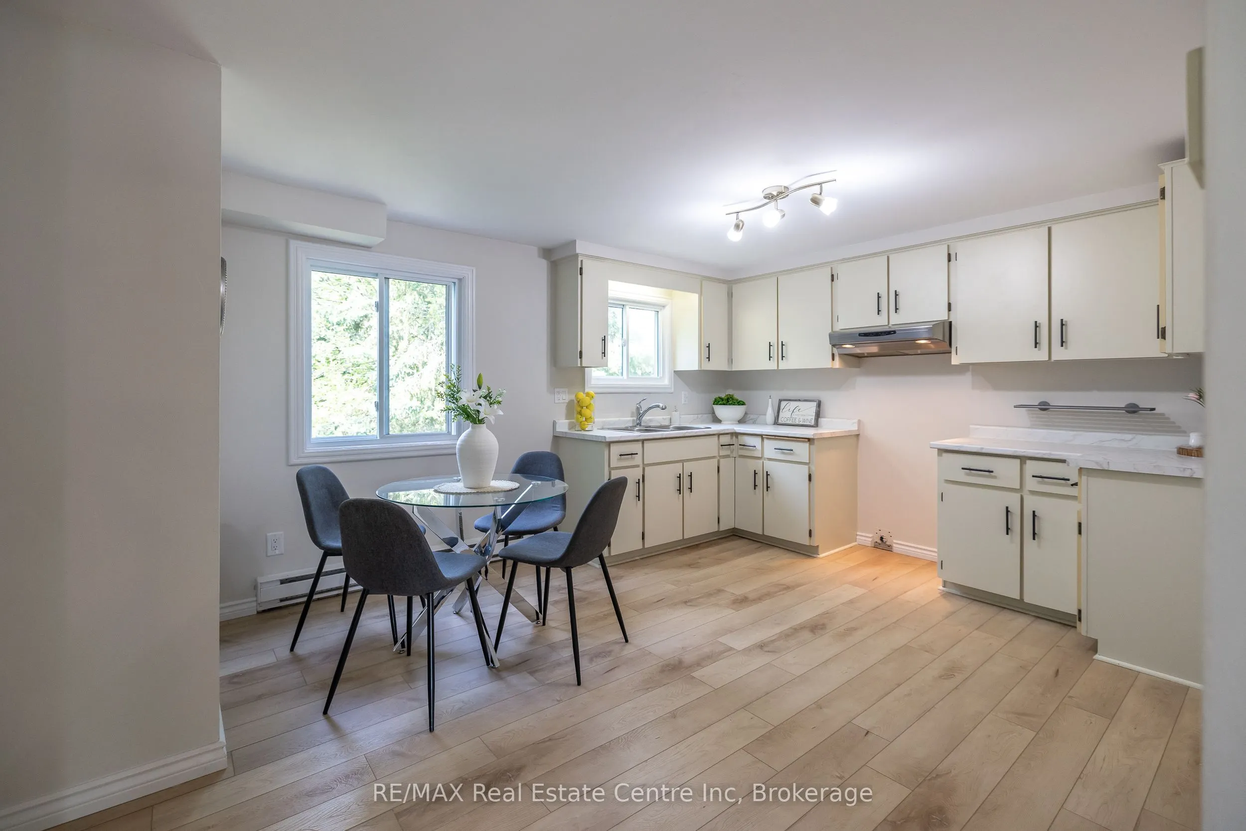 407 Main Street S