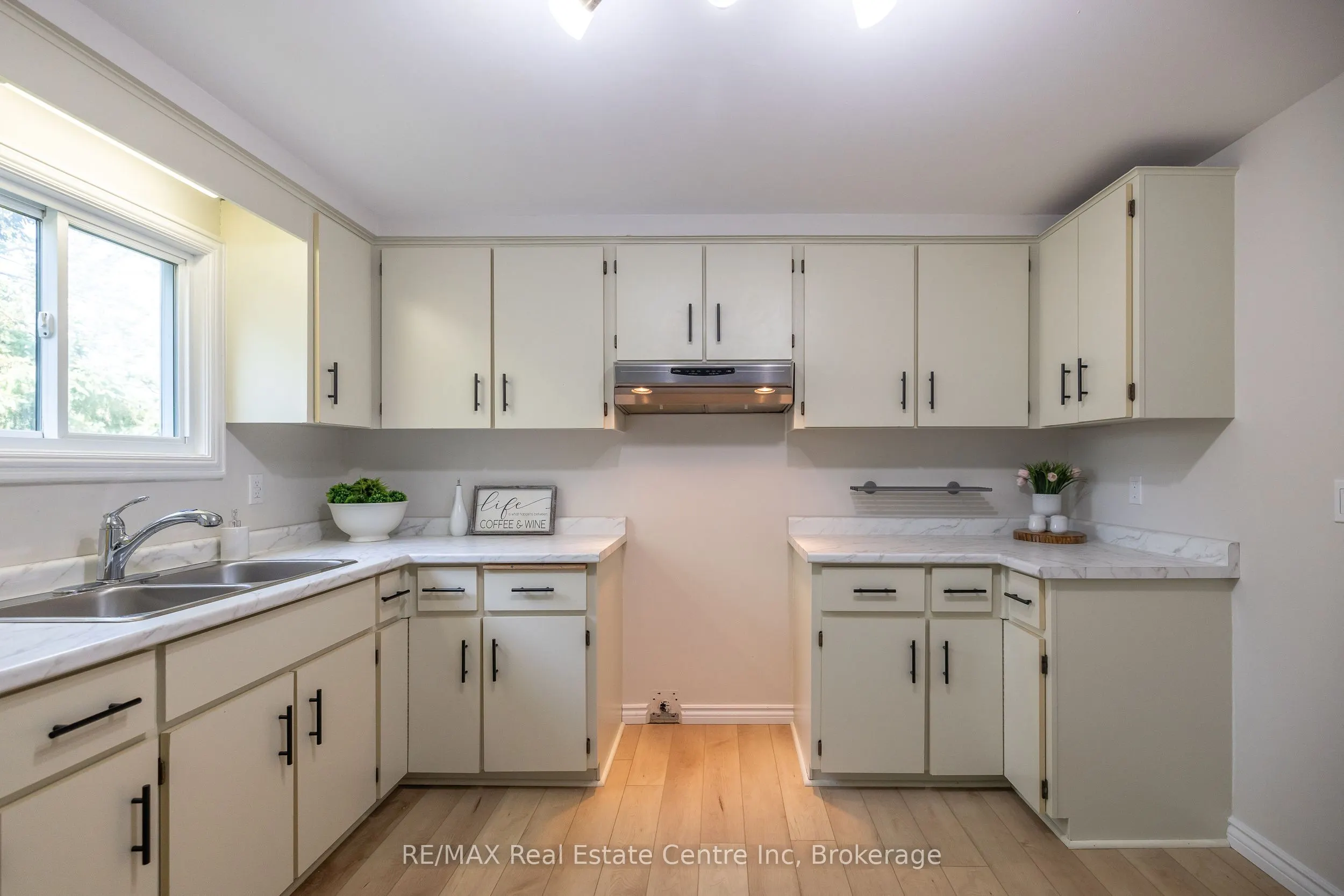 407 Main Street S