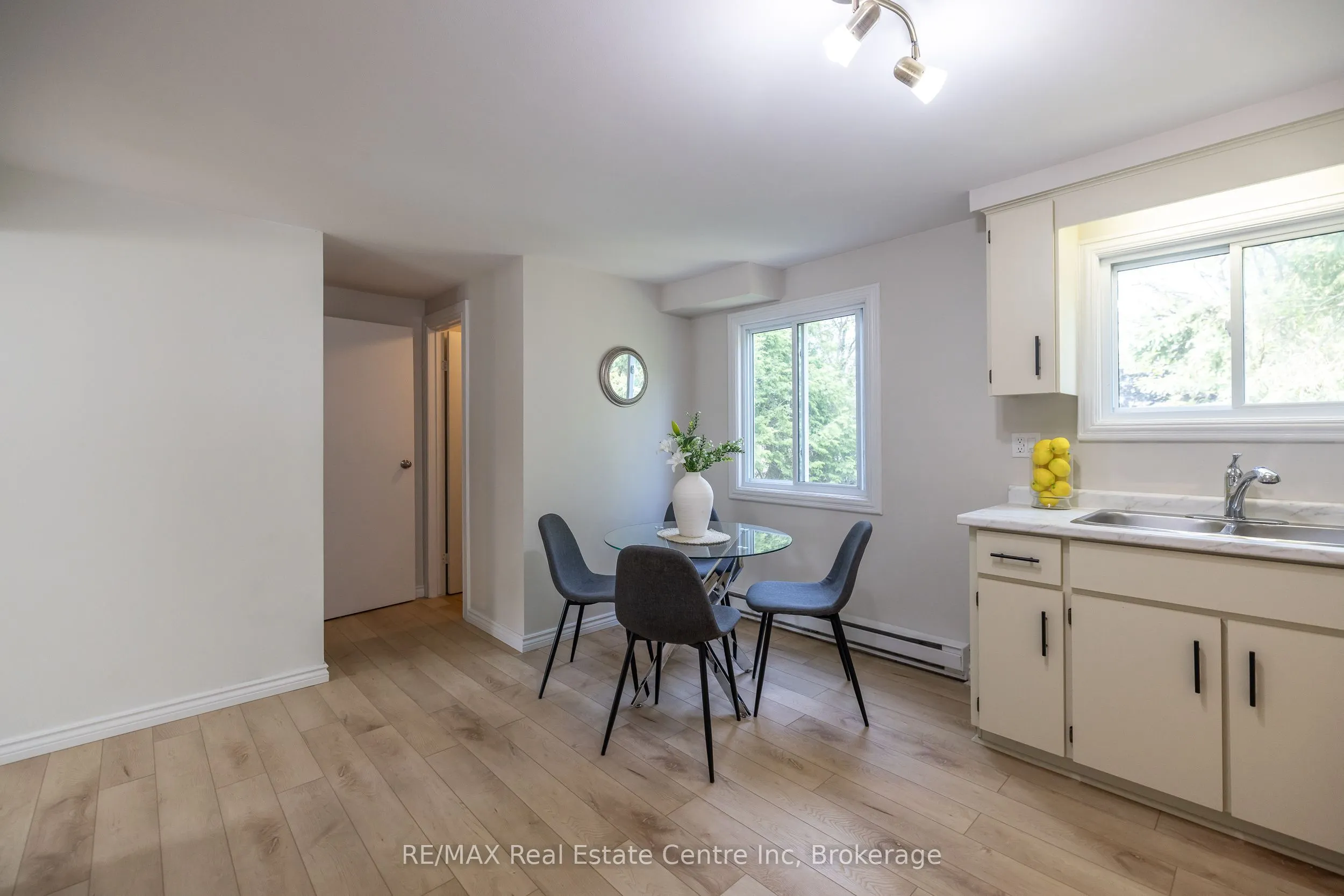407 Main Street S