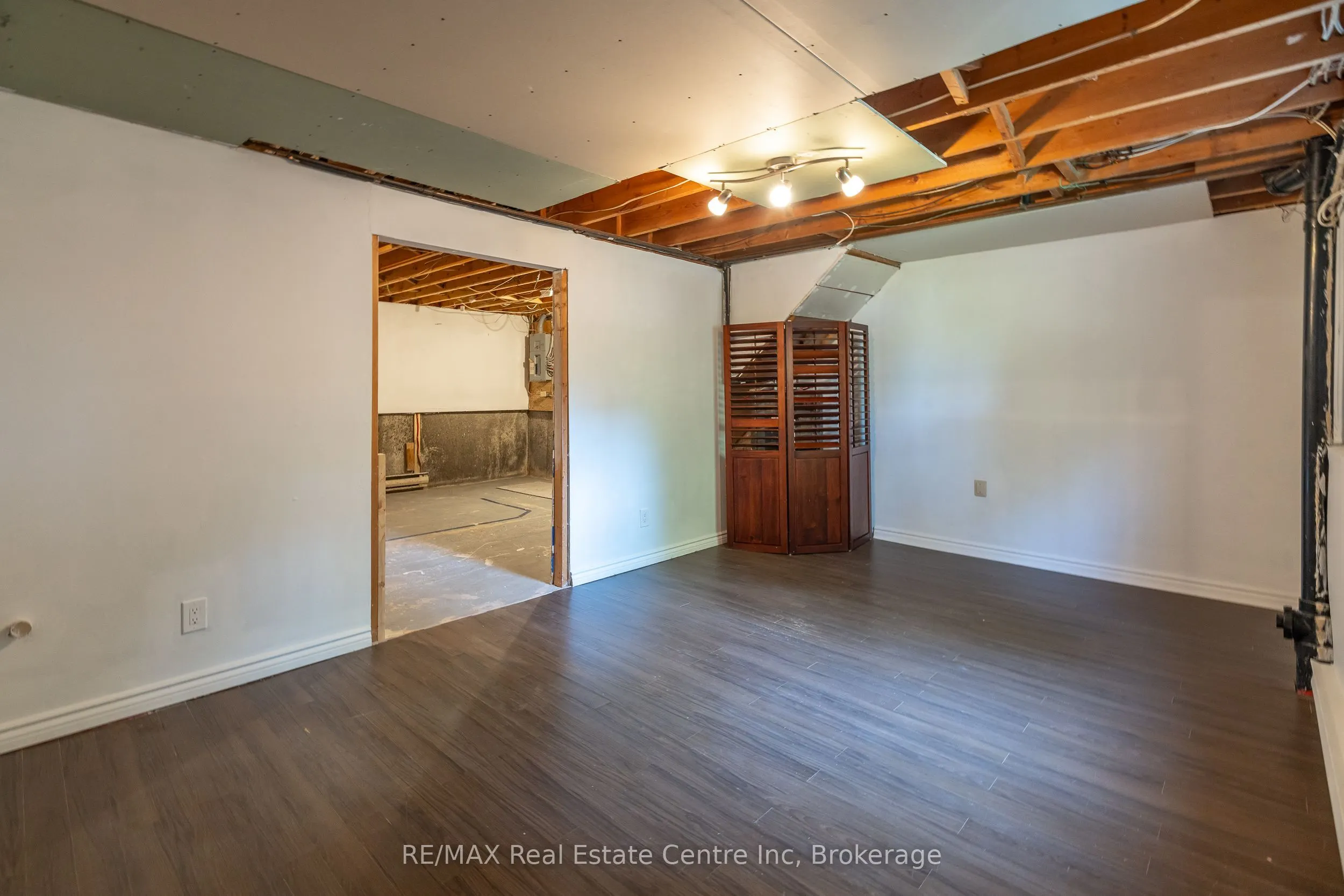 407 Main Street S