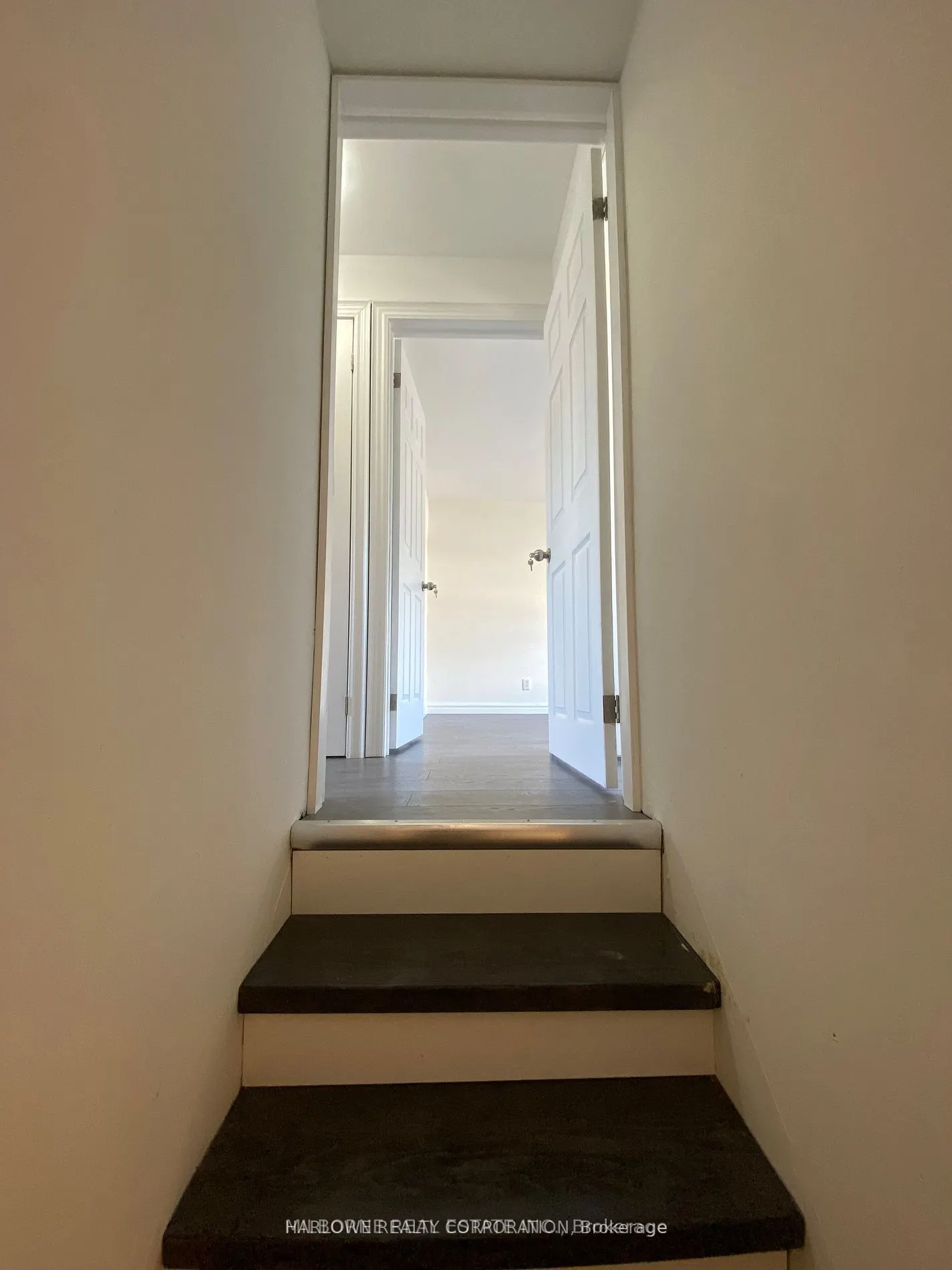 546 Barton Street E, #2
