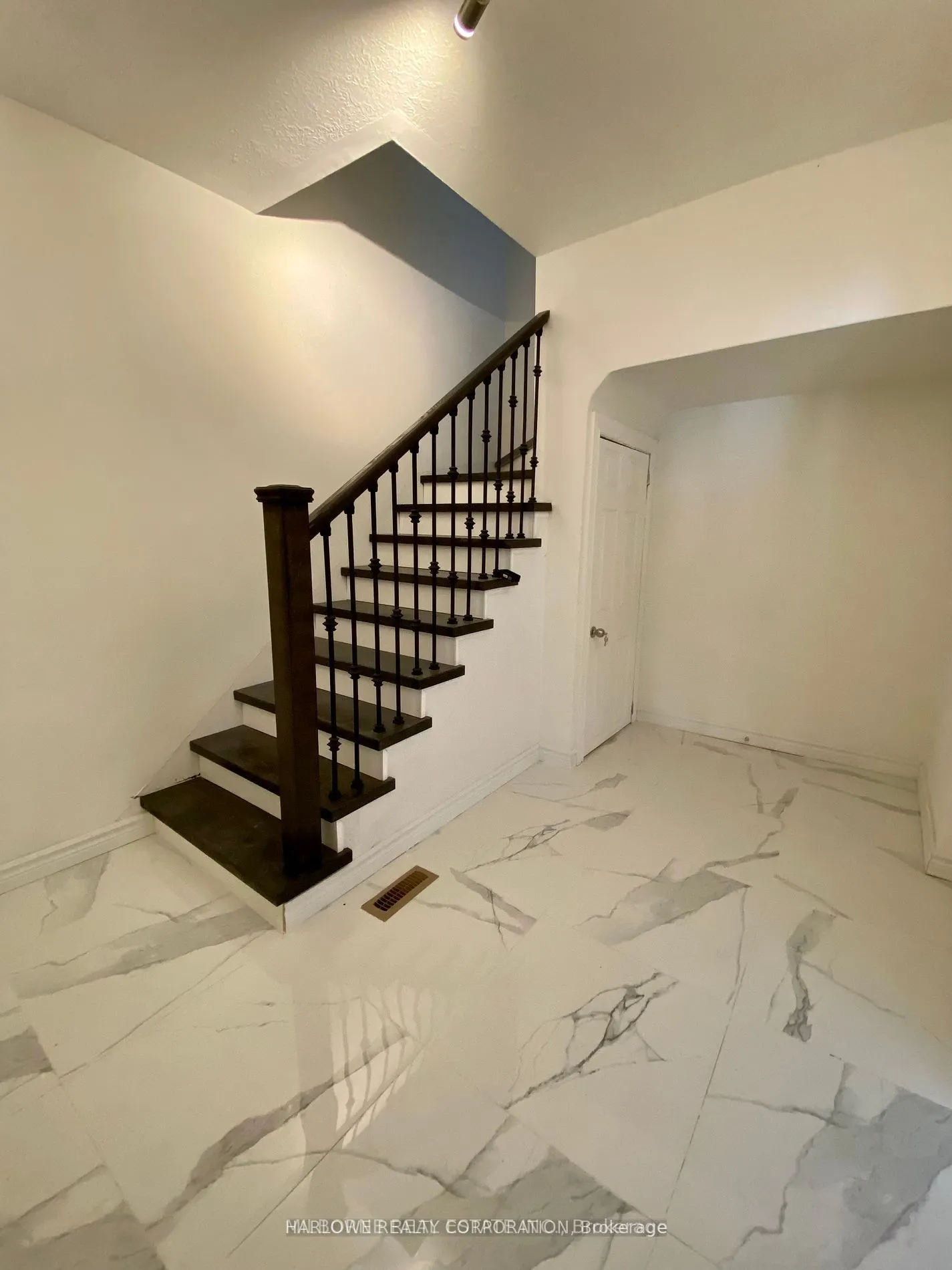 546 Barton Street E, #2